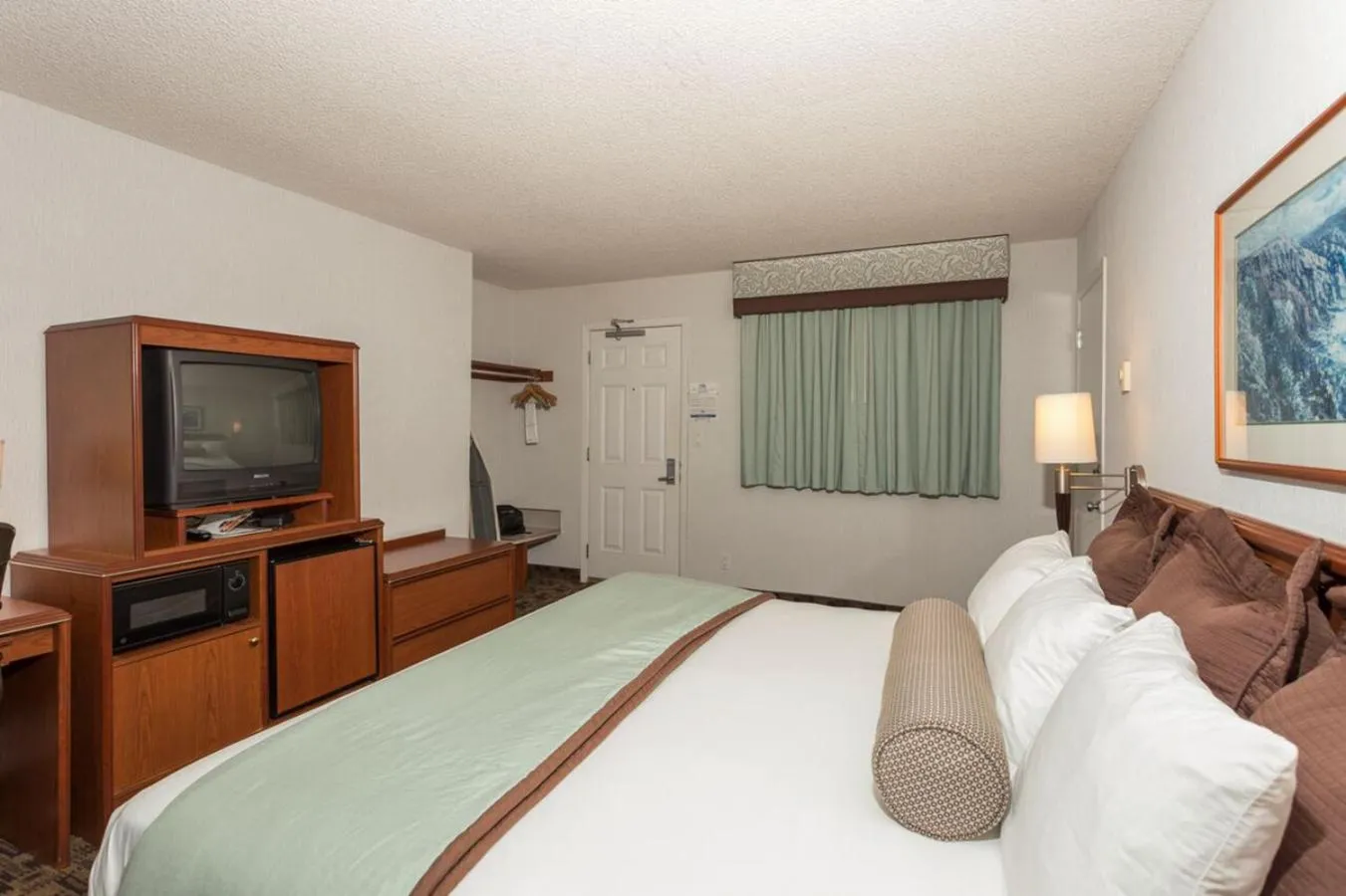 TV and multimedia, Bed in Shilo Inn Suites Newport