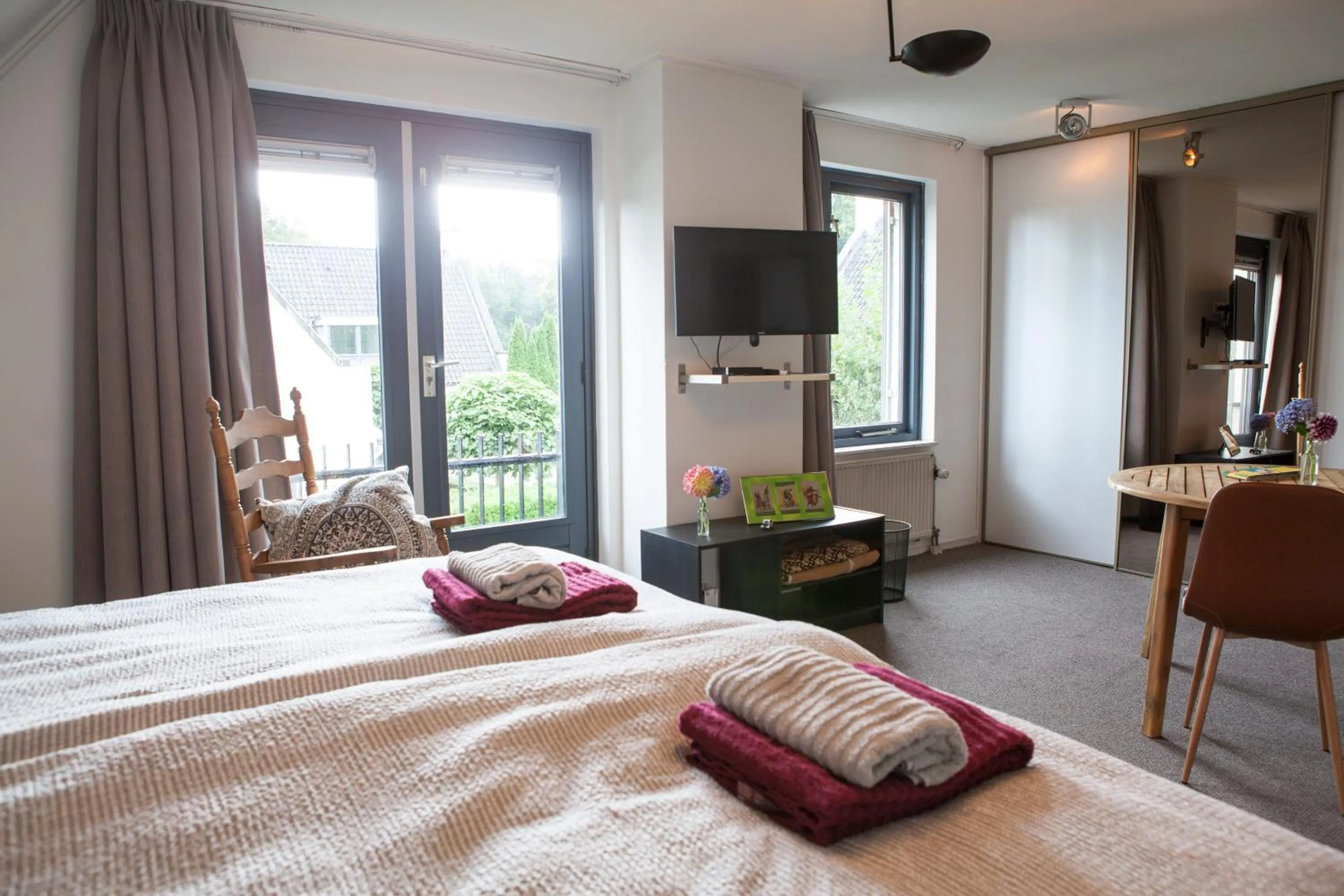 Photo of the whole room, Bed in De Heidestroper