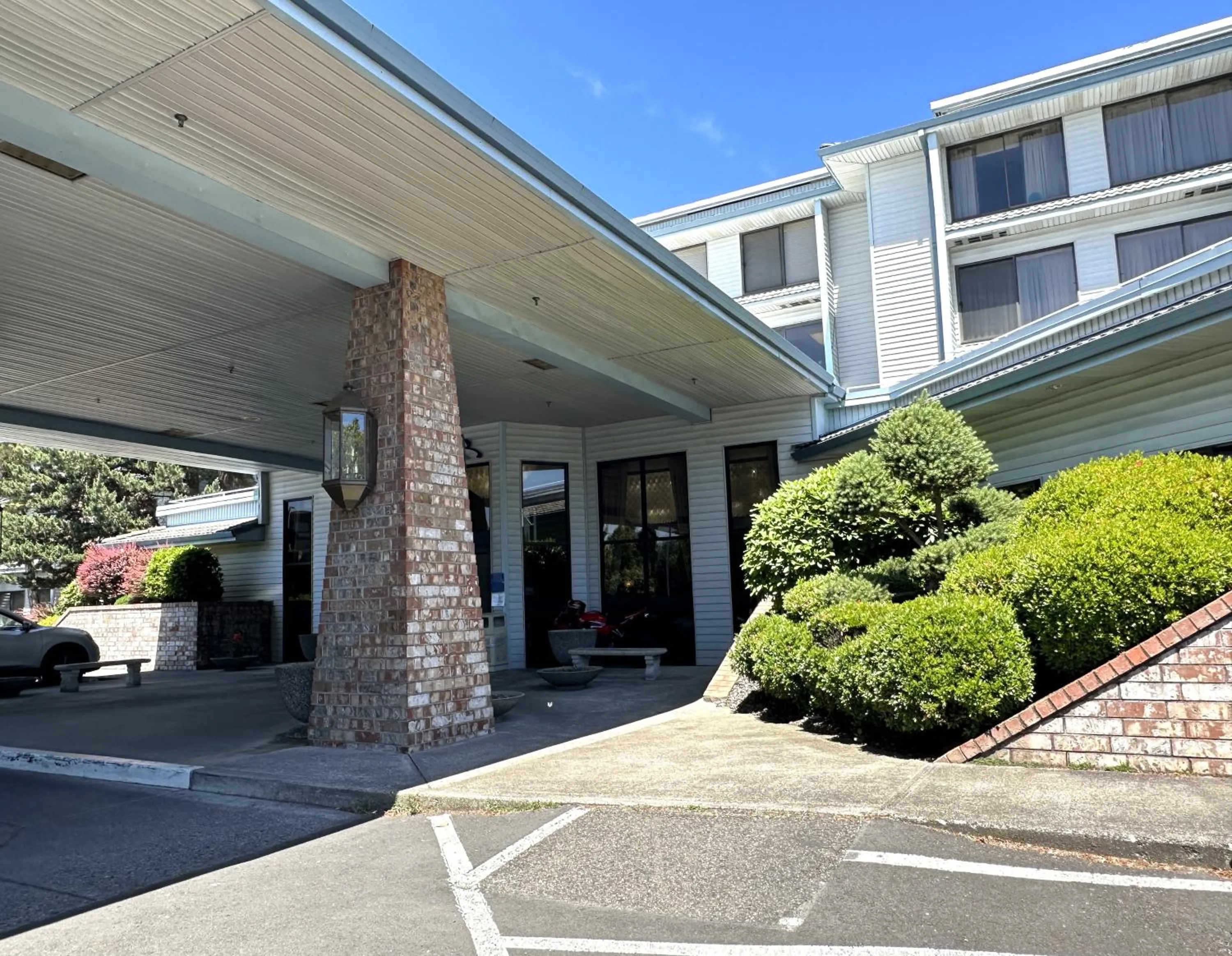 Property building in Sojourn Suites Portland Airport