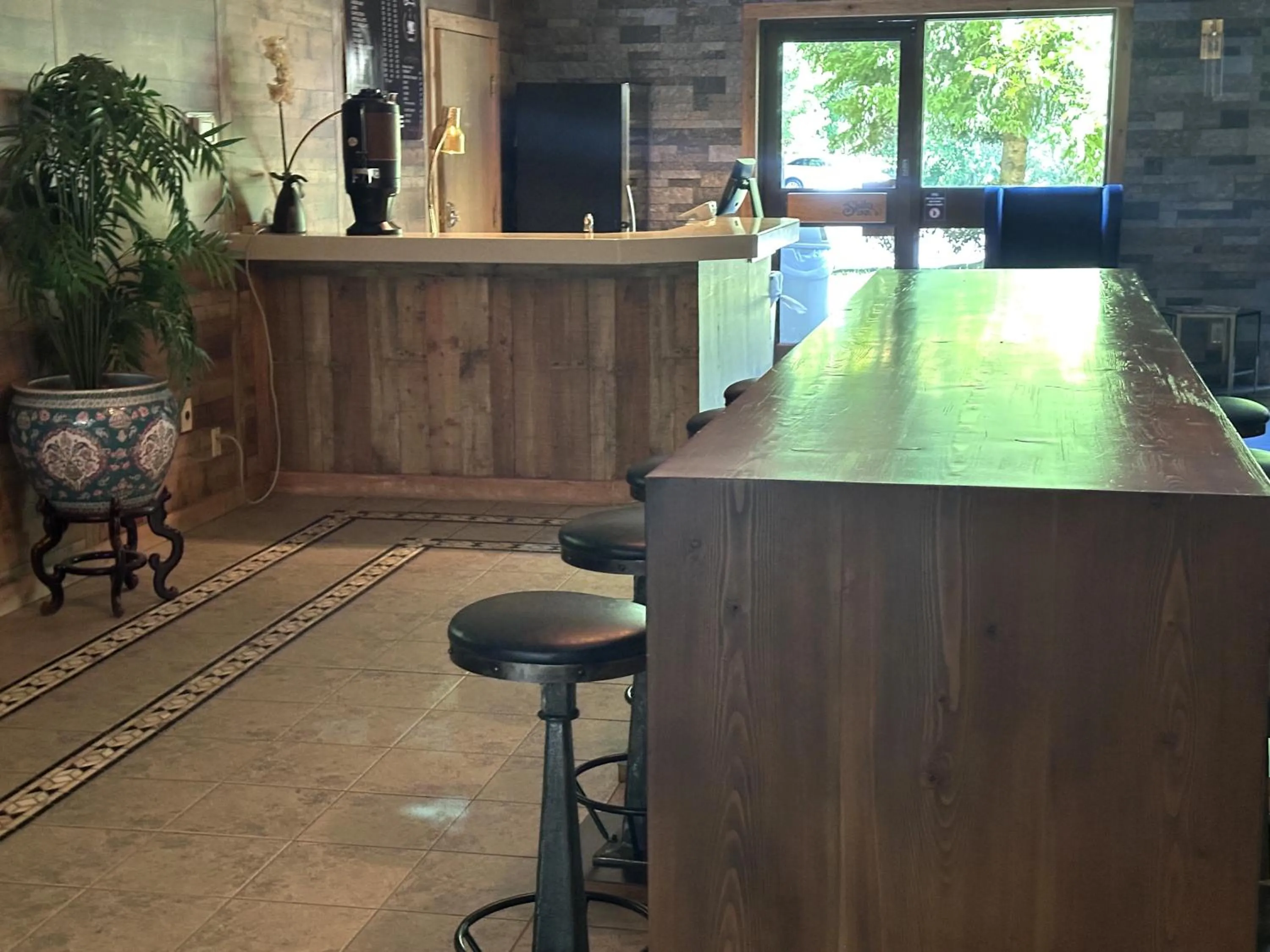 Communal lounge/ TV room in Sojourn Suites Portland Airport