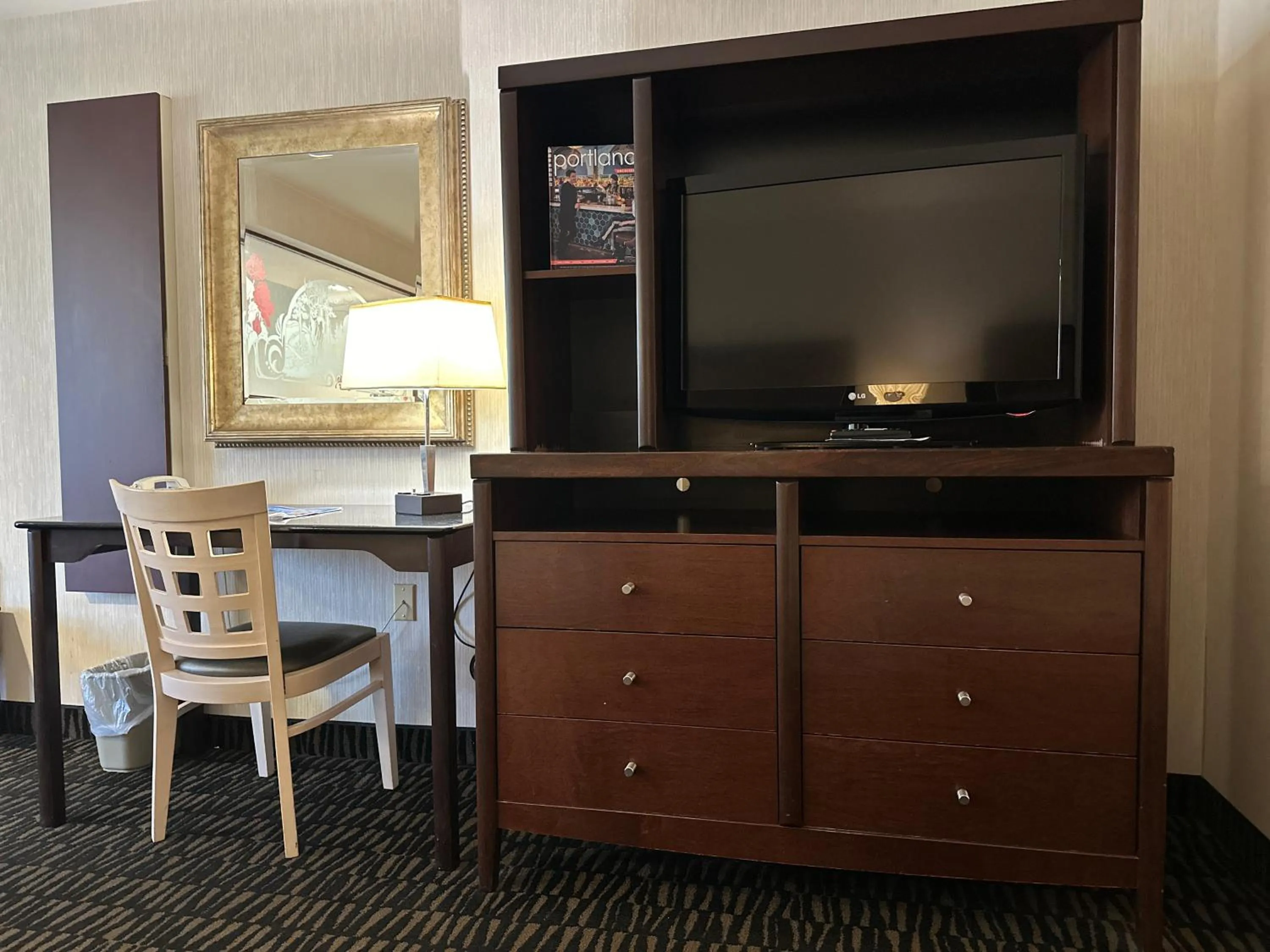 TV and multimedia in Sojourn Suites Portland Airport