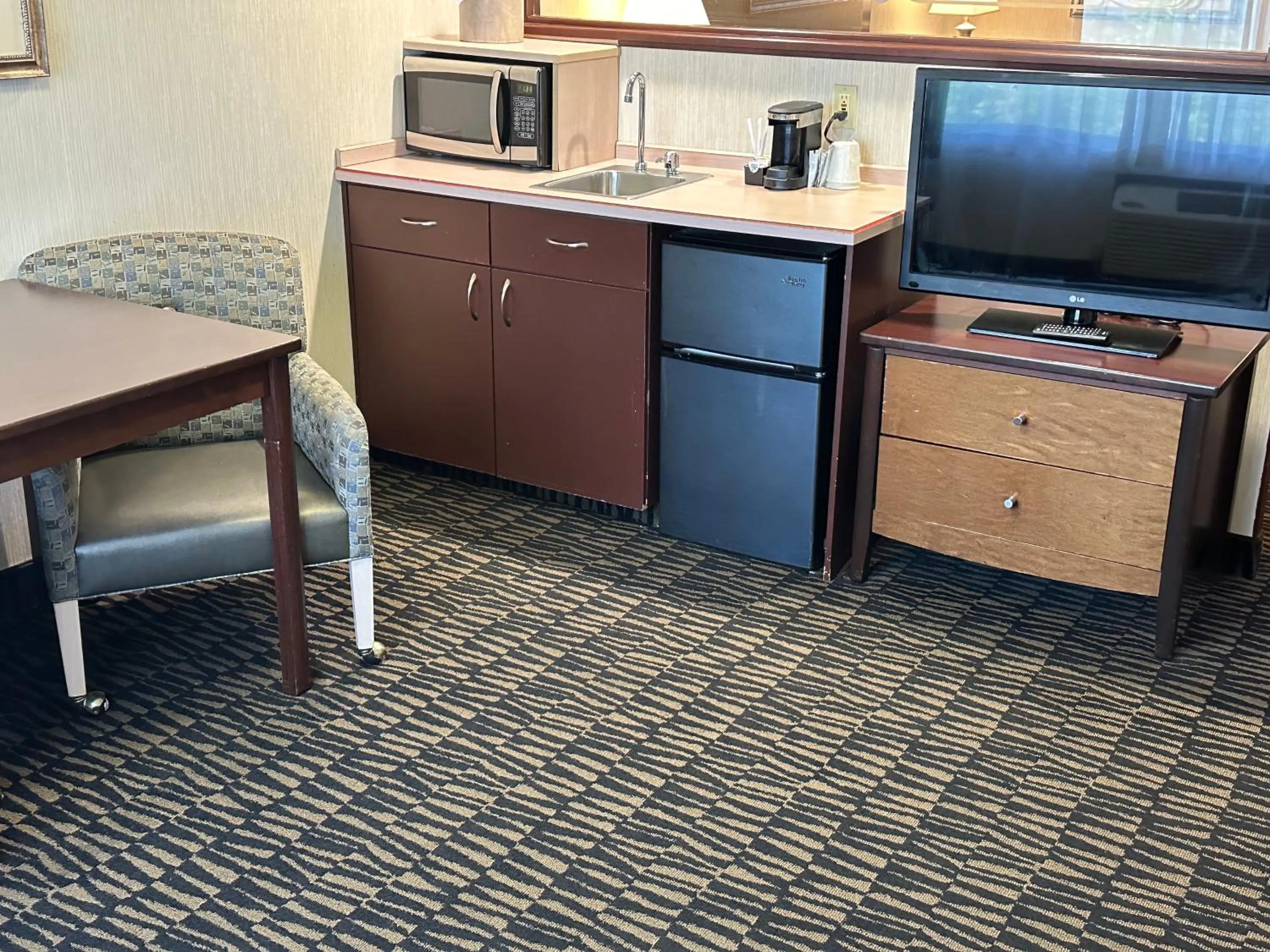 Coffee/tea facilities in Sojourn Suites Portland Airport