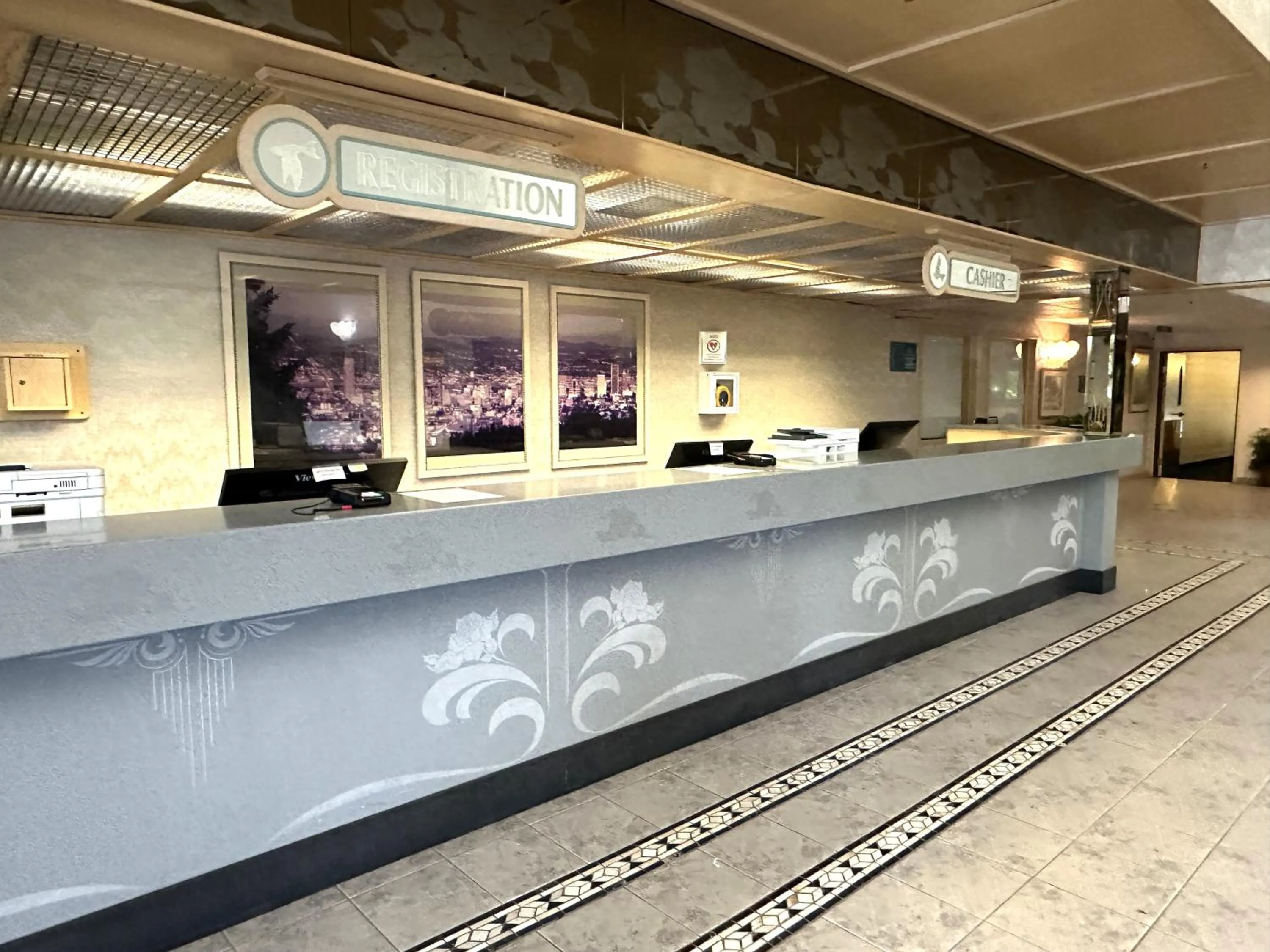 Lobby or reception in Sojourn Suites Portland Airport