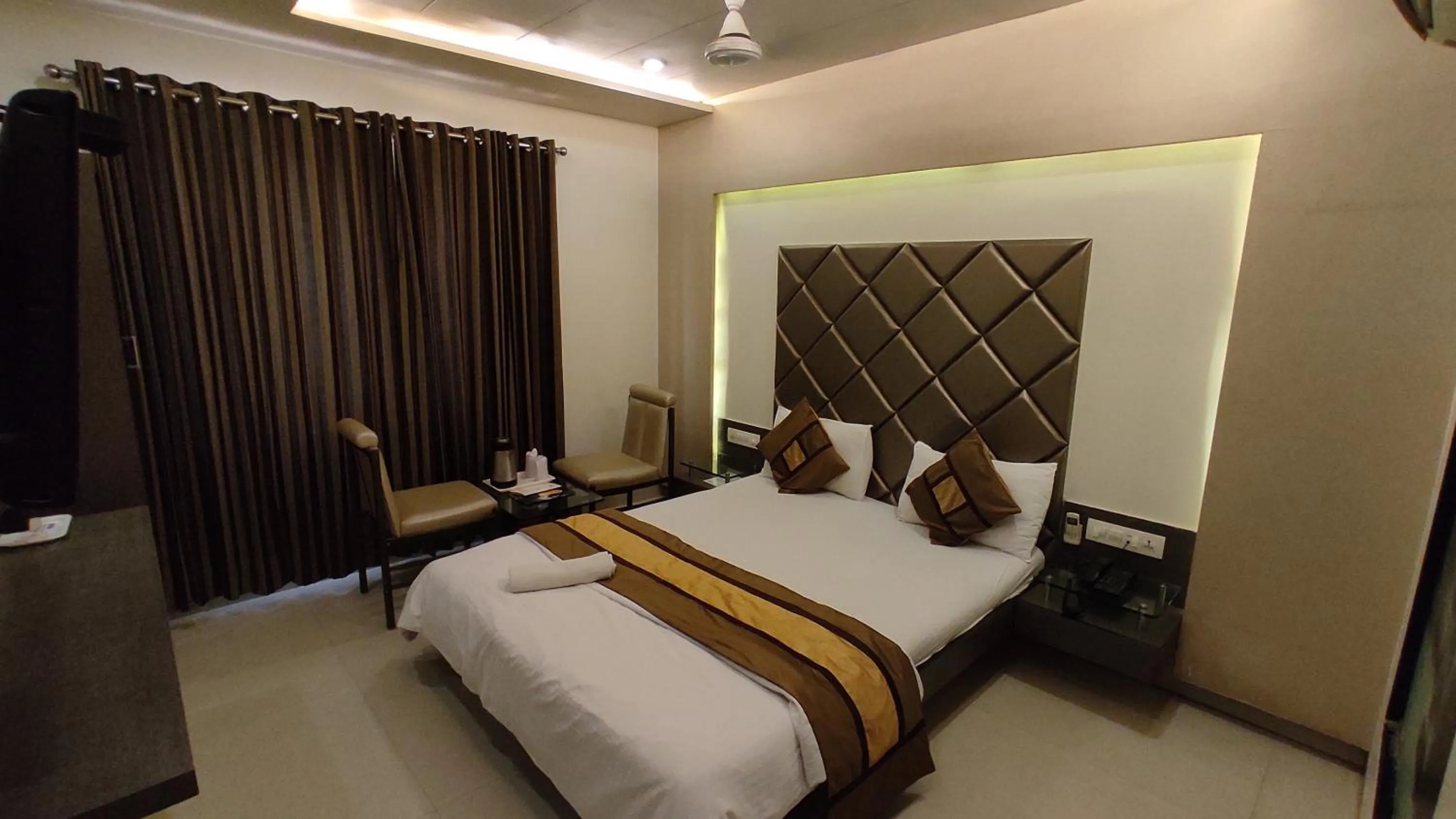 Bed in Hotel Flair Inn