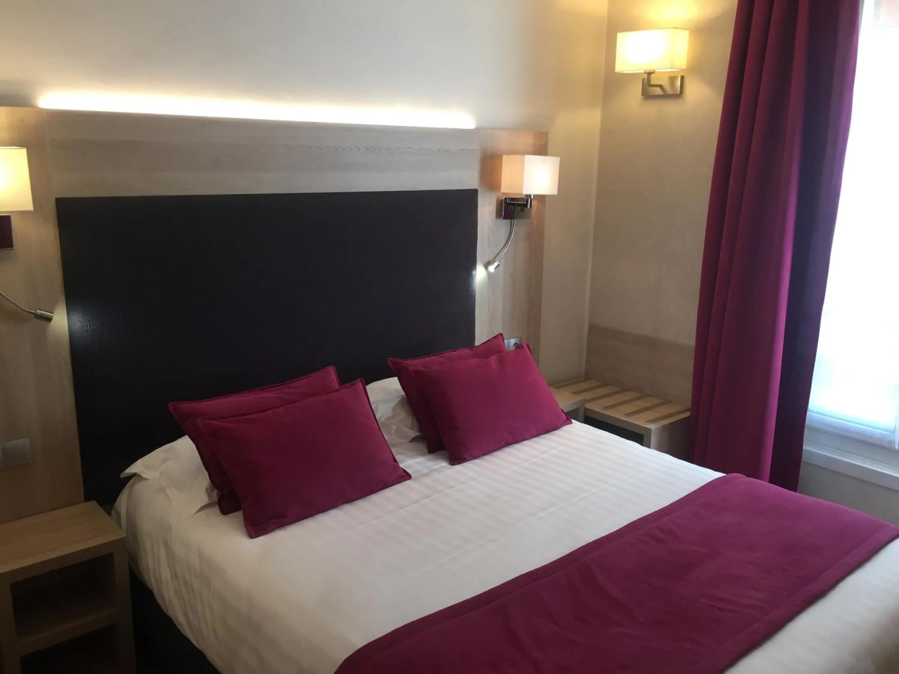 Bed in Unic Renoir Saint Germain