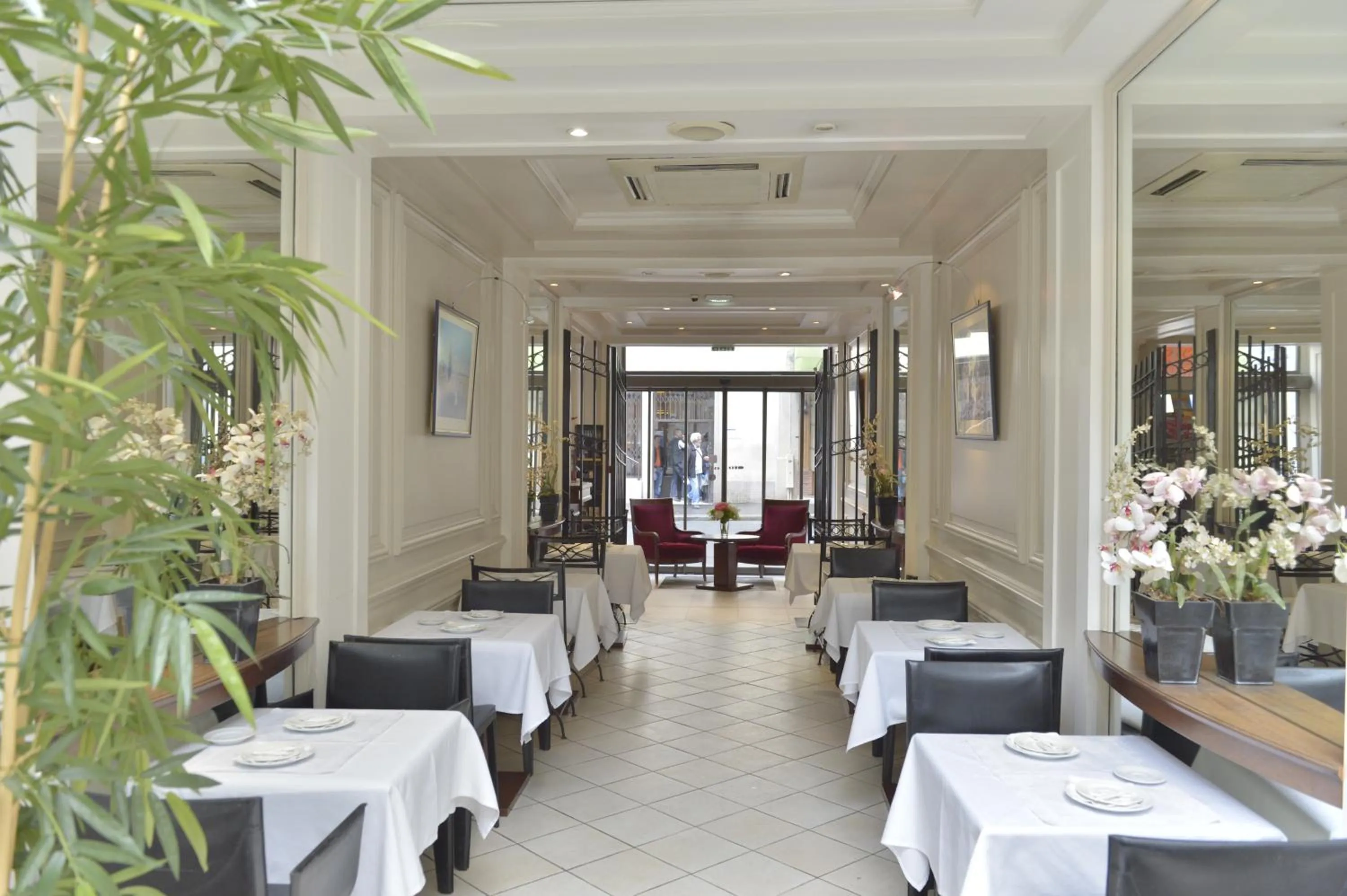 Restaurant/places to eat in Unic Renoir Saint Germain