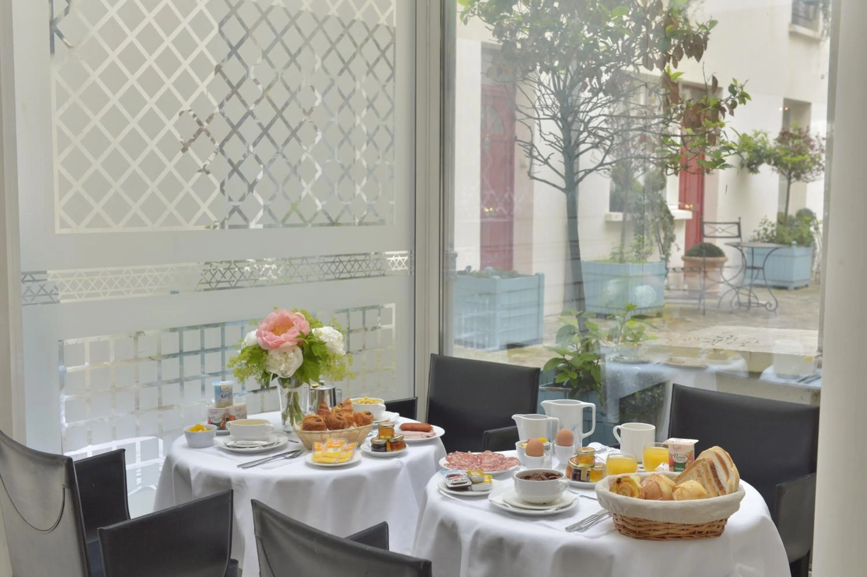 Restaurant/places to eat in Unic Renoir Saint Germain