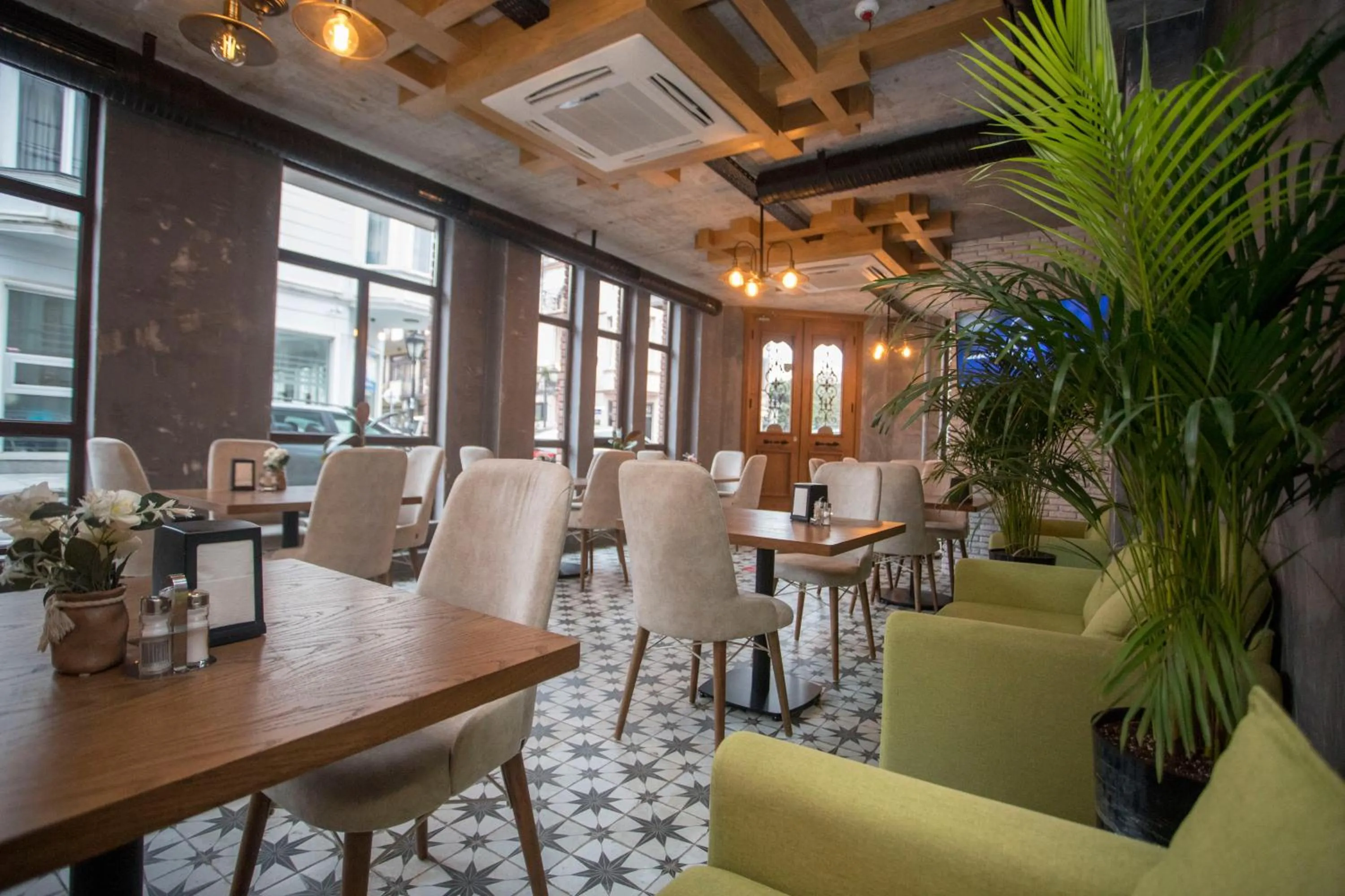 Restaurant/places to eat in Hotel London