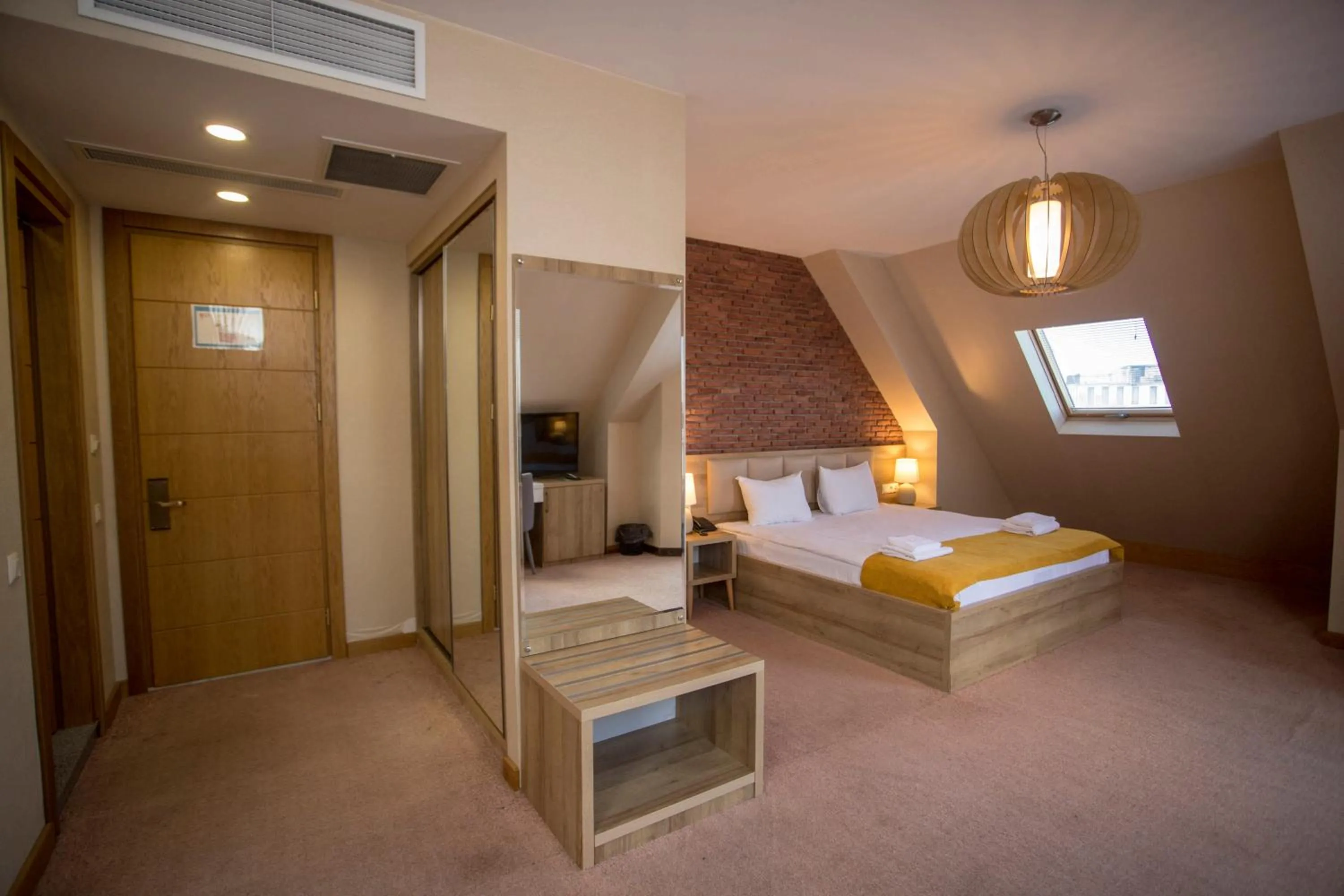 Photo of the whole room, Bed in Hotel London