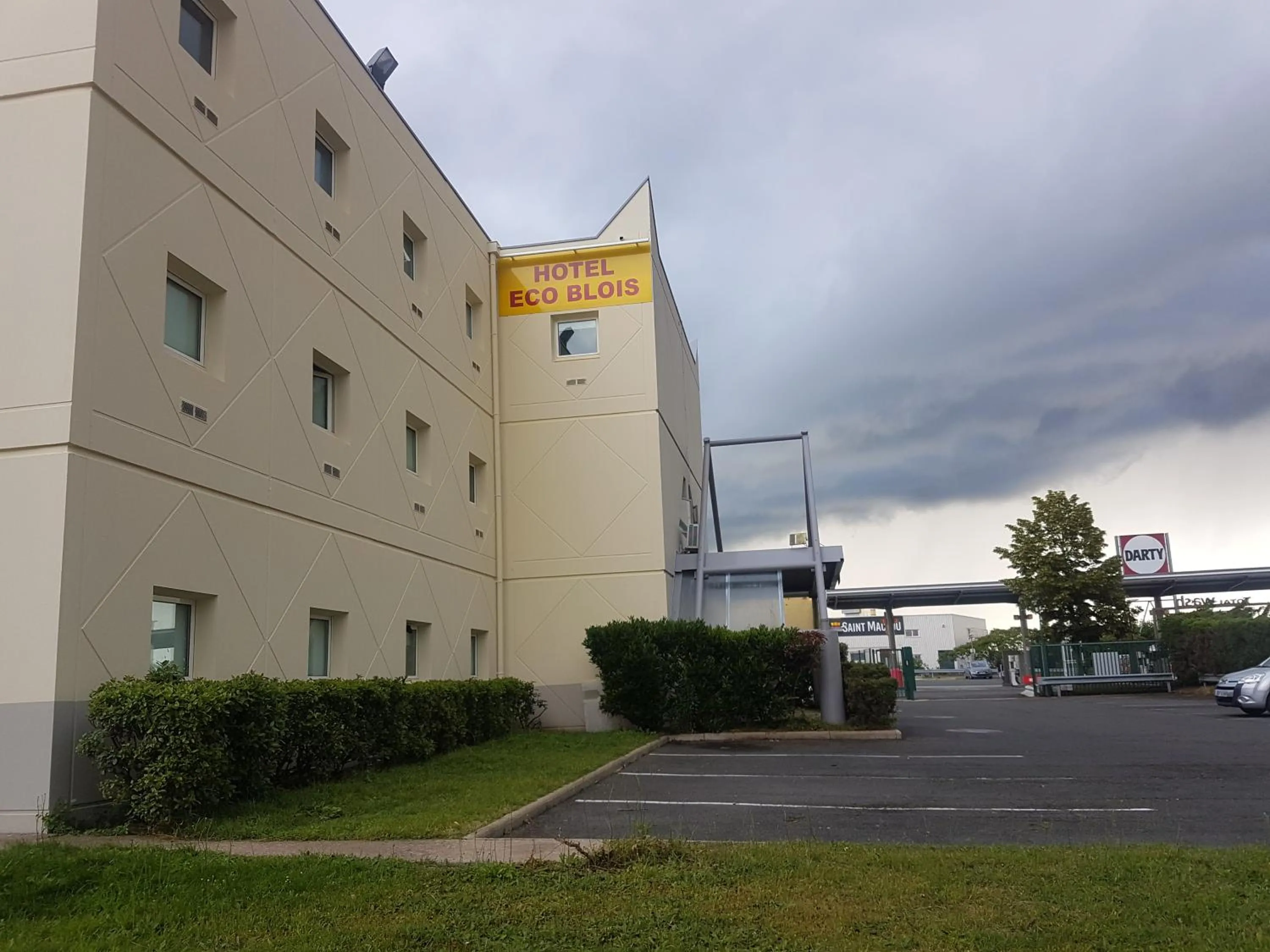 Property building in Hôtel Eco Blois -Sud- Vineuil