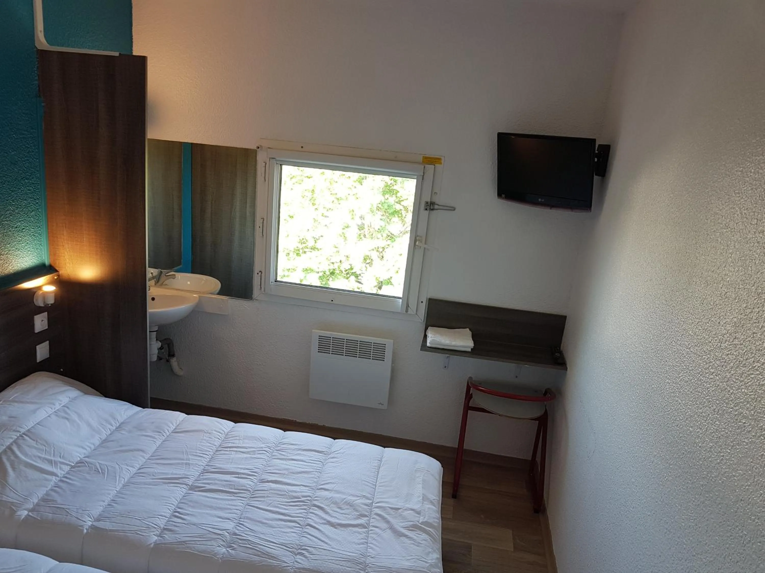 Photo of the whole room, Bed in Hôtel Eco Blois -Sud- Vineuil