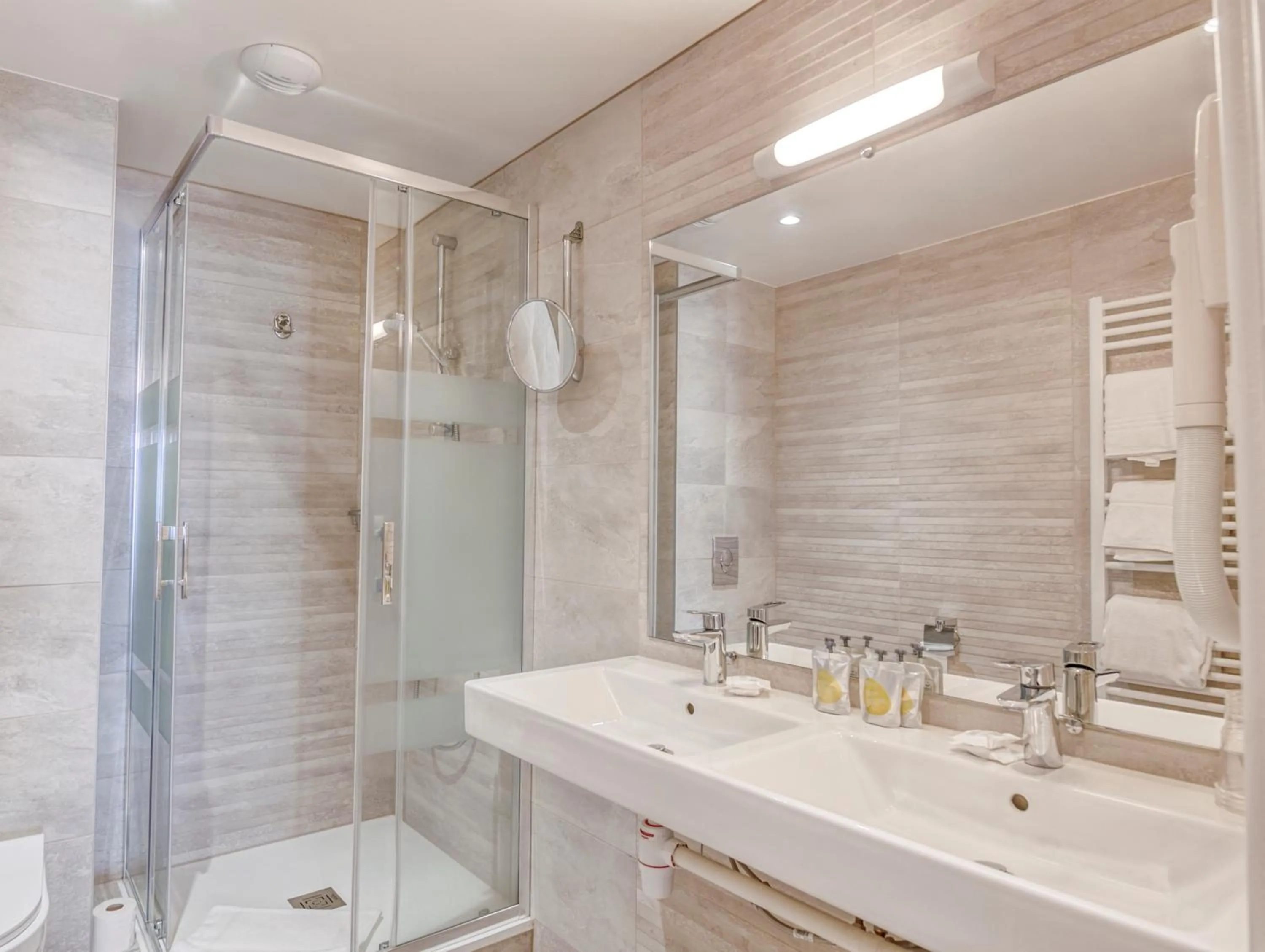 Bathroom in Hotel Kyriad Saint Malo Centre Plage