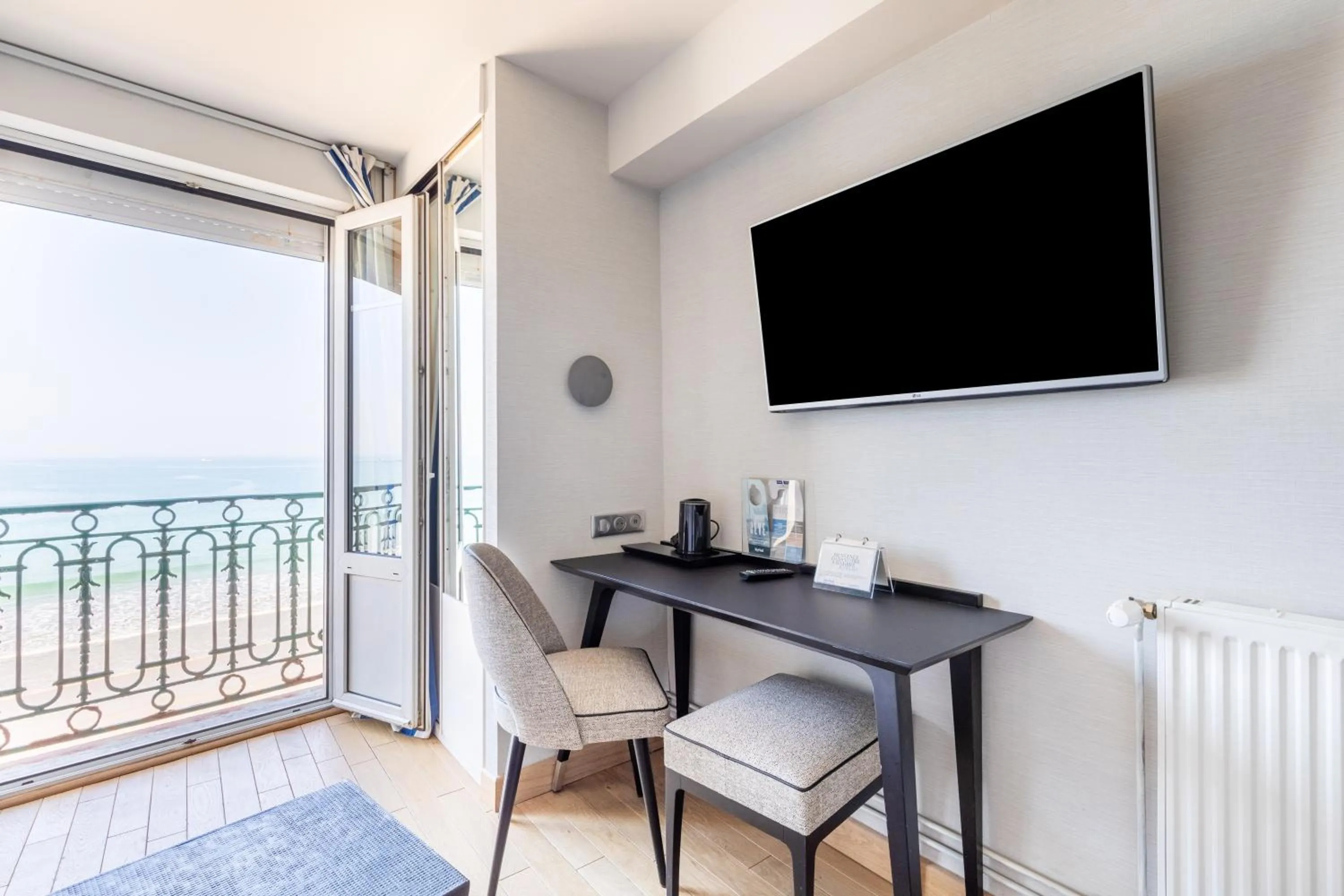 TV and multimedia in Hotel Kyriad Saint Malo Centre Plage