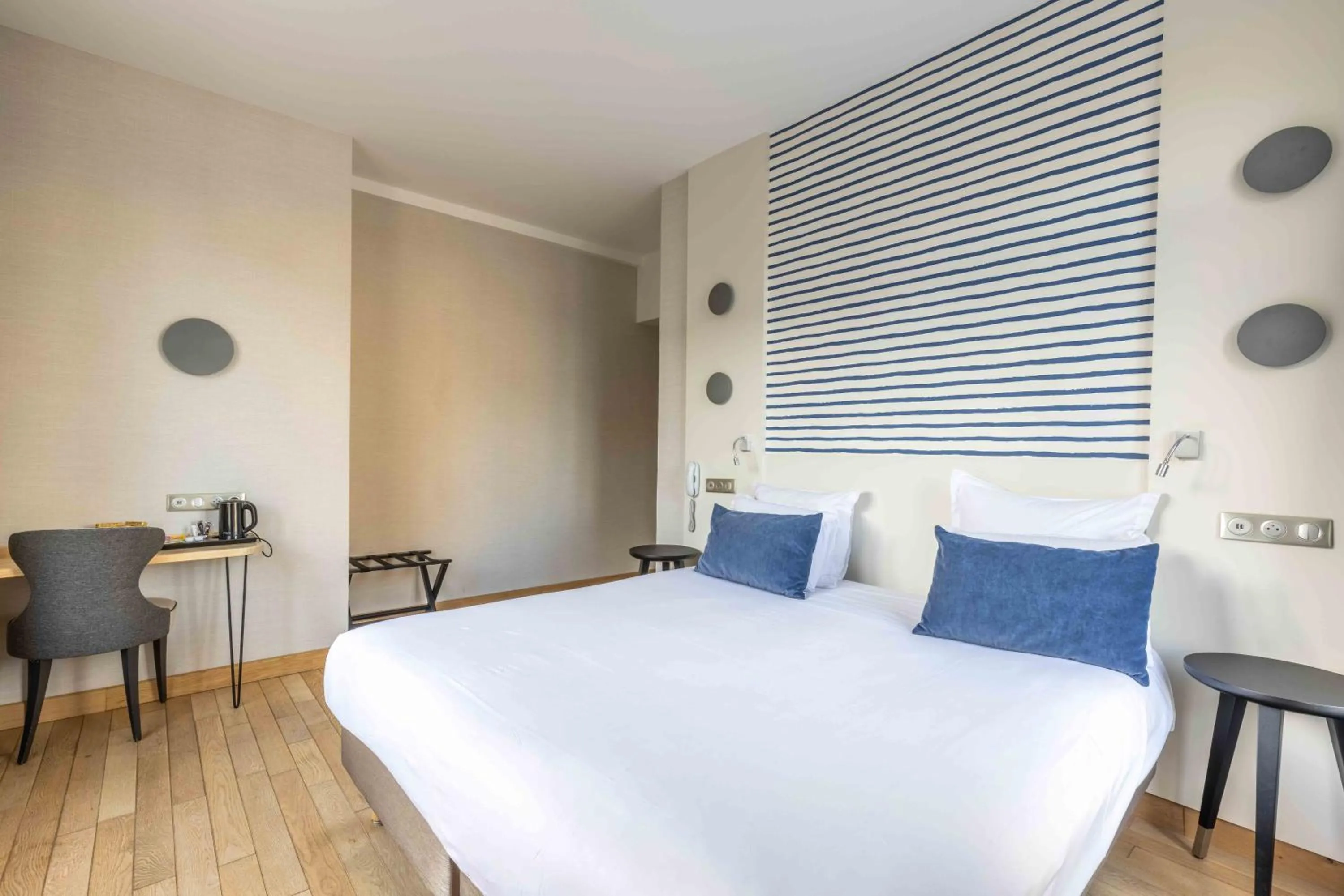 Photo of the whole room, Bed in Hotel Kyriad Saint Malo Centre Plage