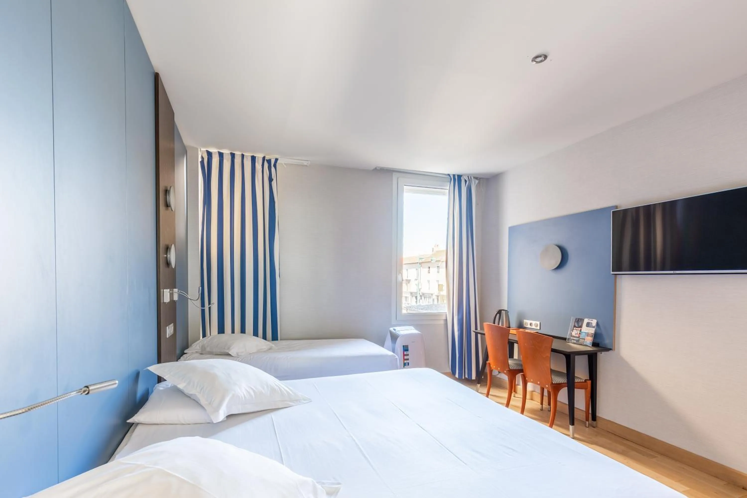 TV and multimedia, Bed in Hotel Kyriad Saint Malo Centre Plage