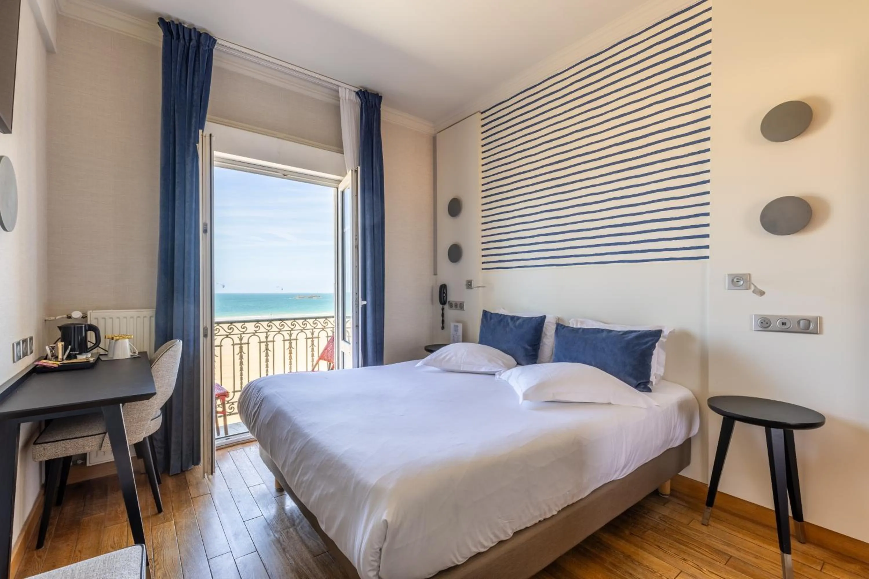 Photo of the whole room, Bed in Hotel Kyriad Saint Malo Centre Plage