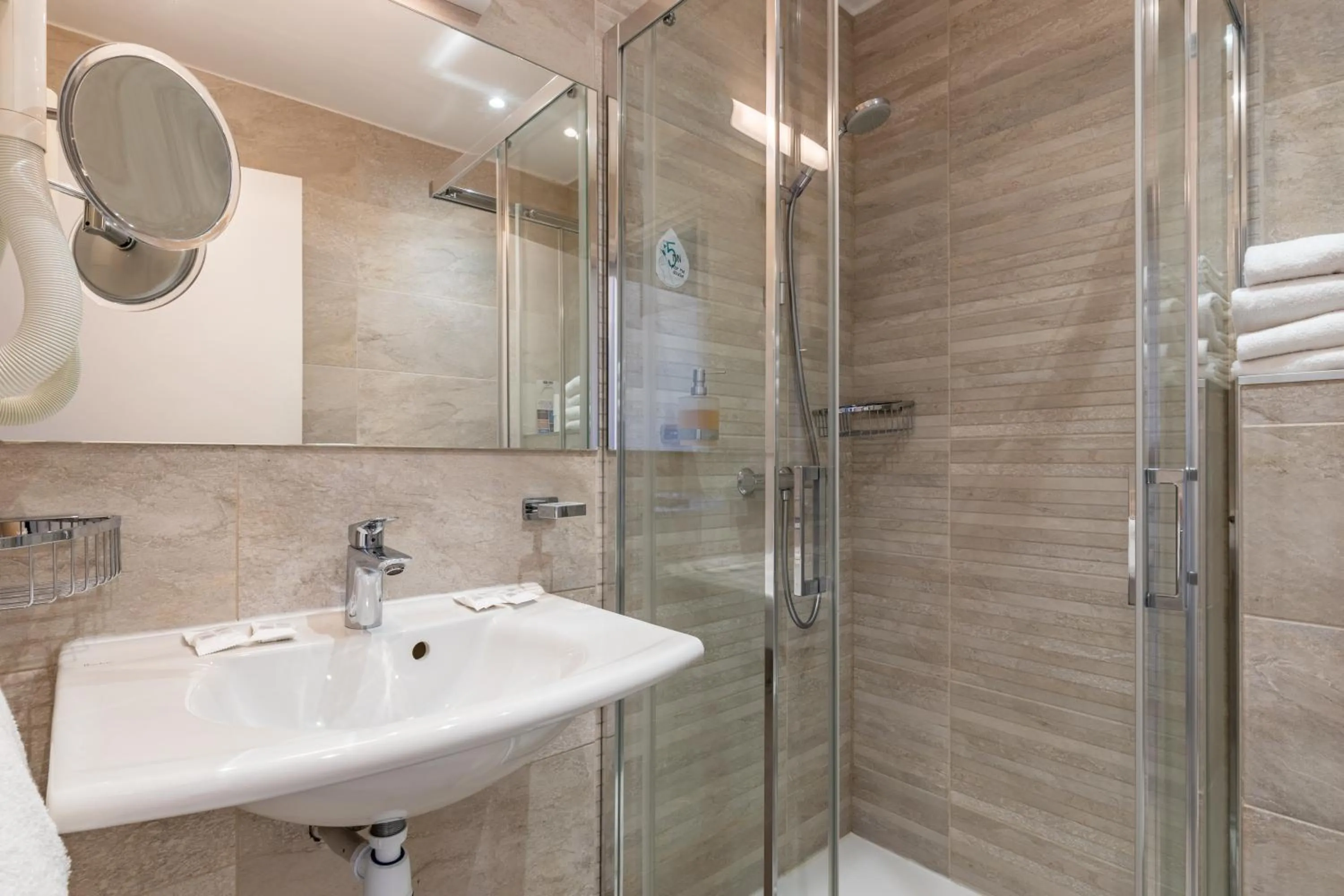 Bathroom in Hotel Kyriad Saint Malo Centre Plage