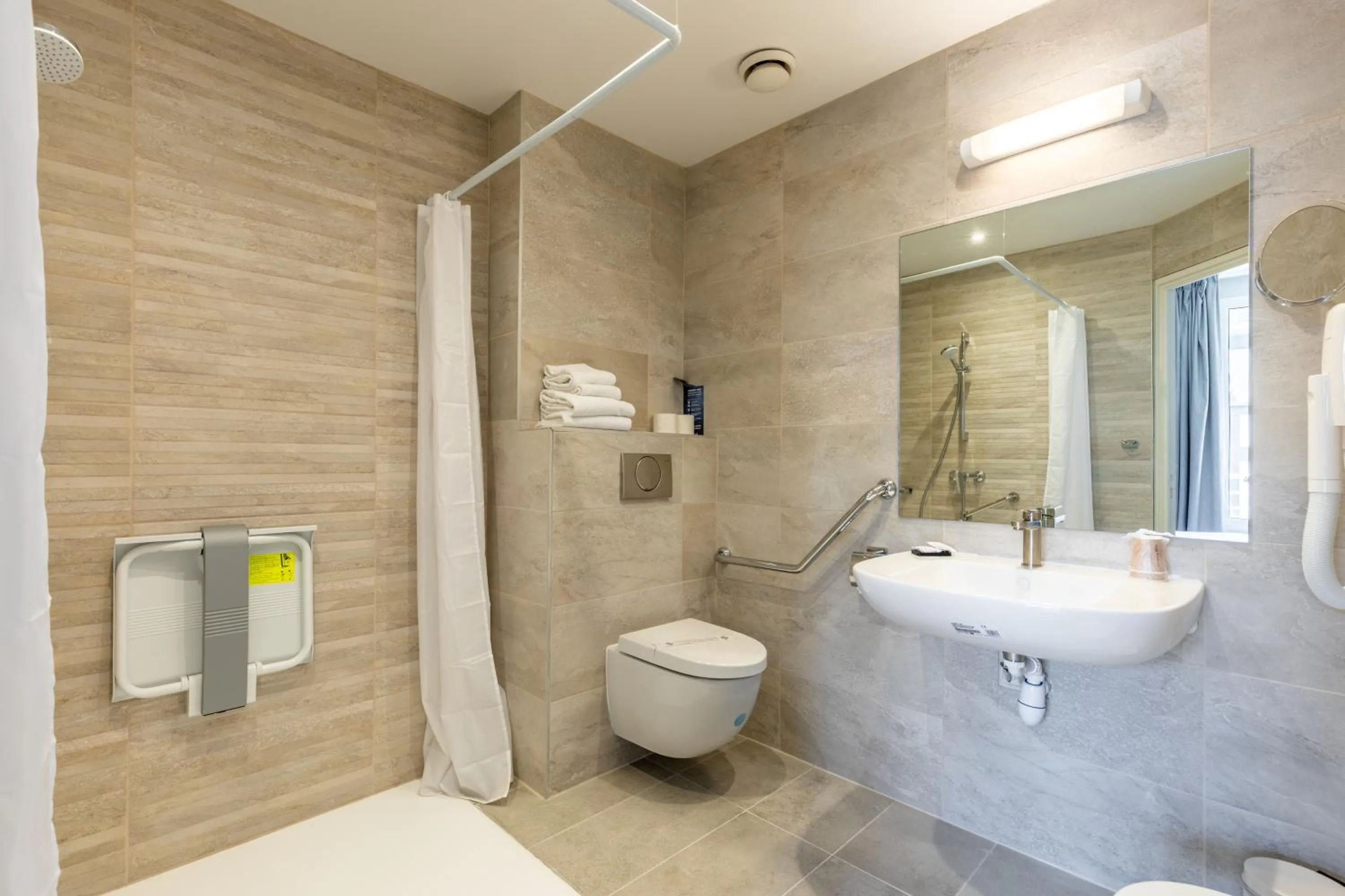 Shower in Hotel Kyriad Saint Malo Centre Plage