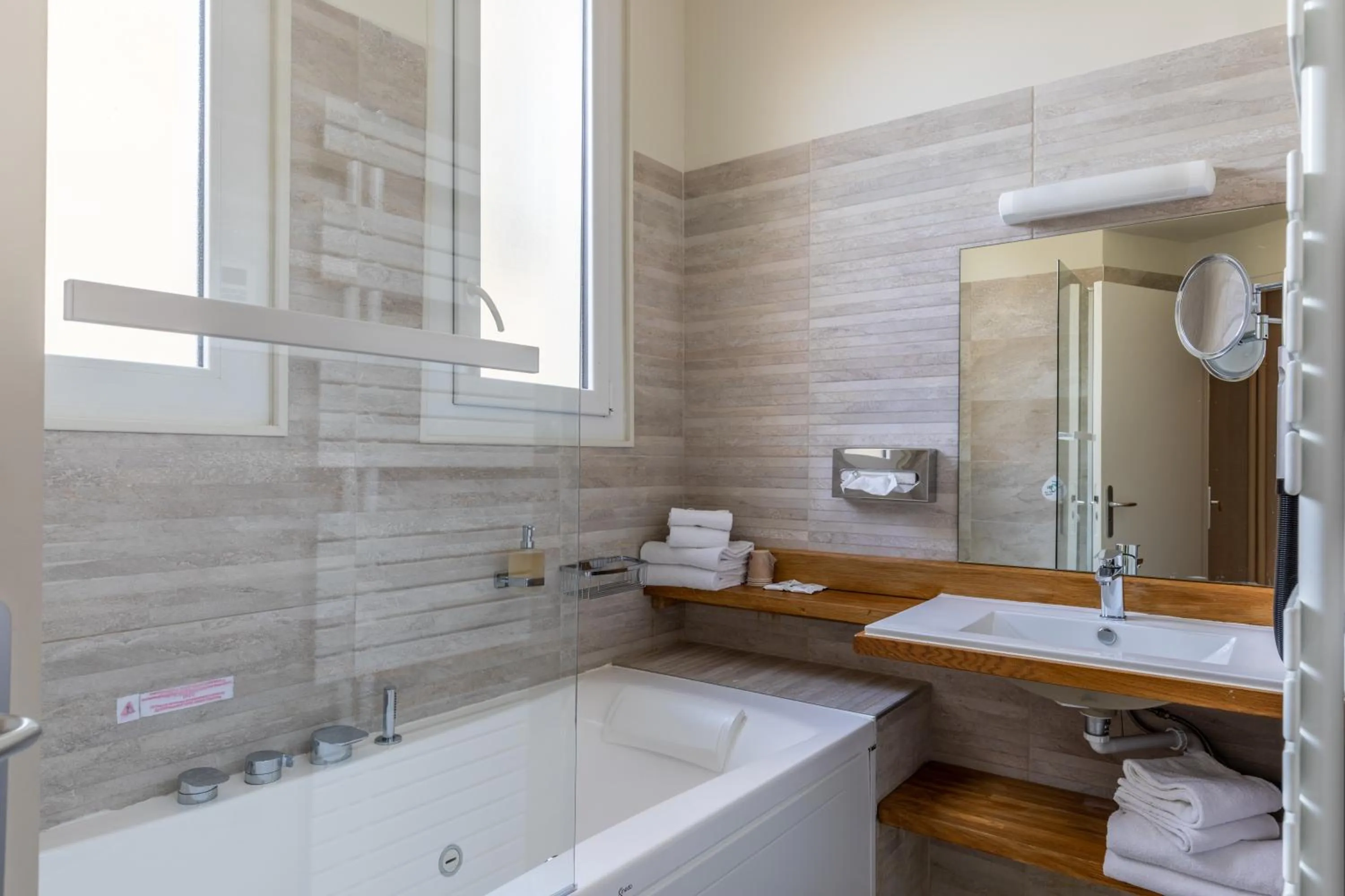 Bathroom in Hotel Kyriad Saint Malo Centre Plage