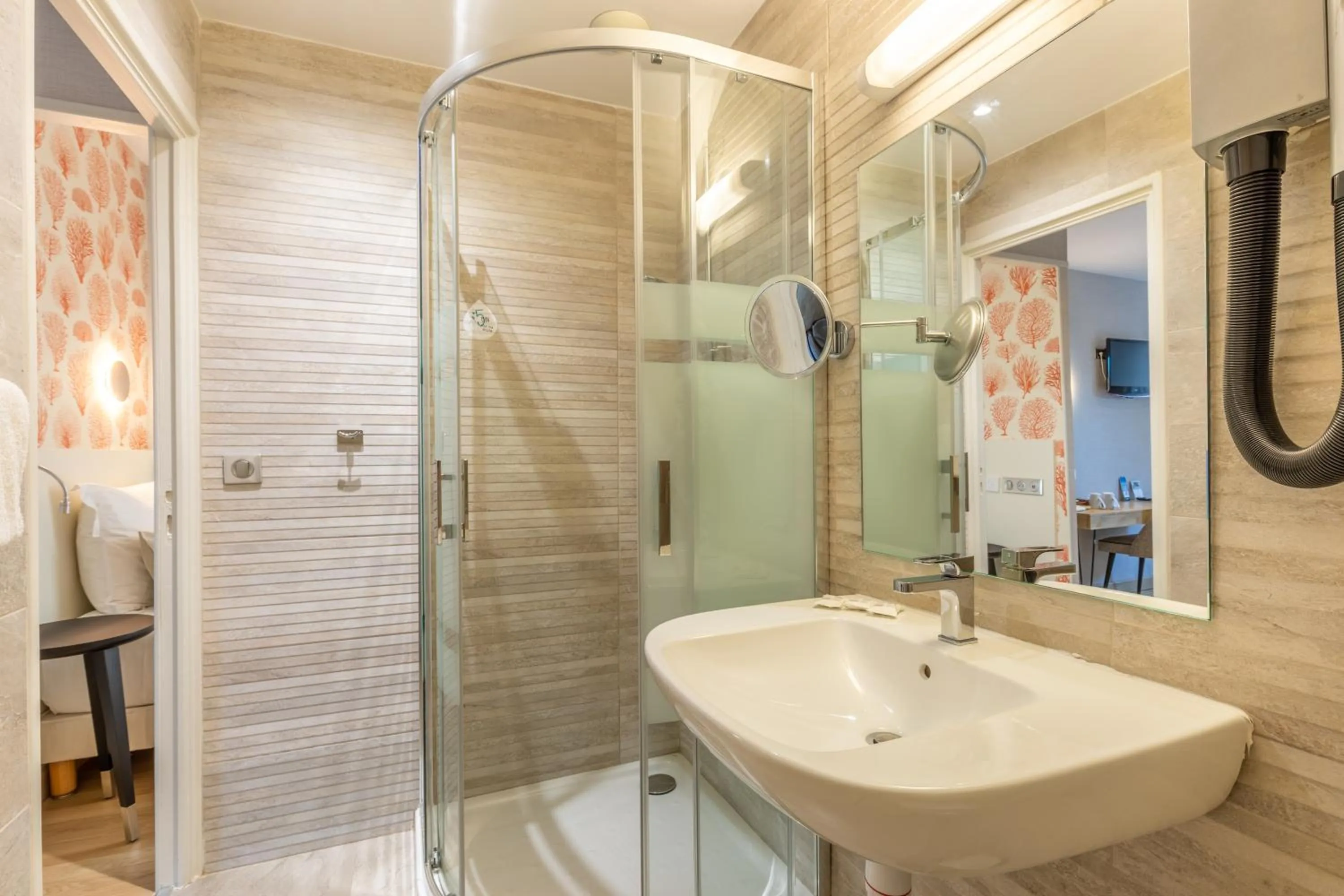 Bathroom in Hotel Kyriad Saint Malo Centre Plage