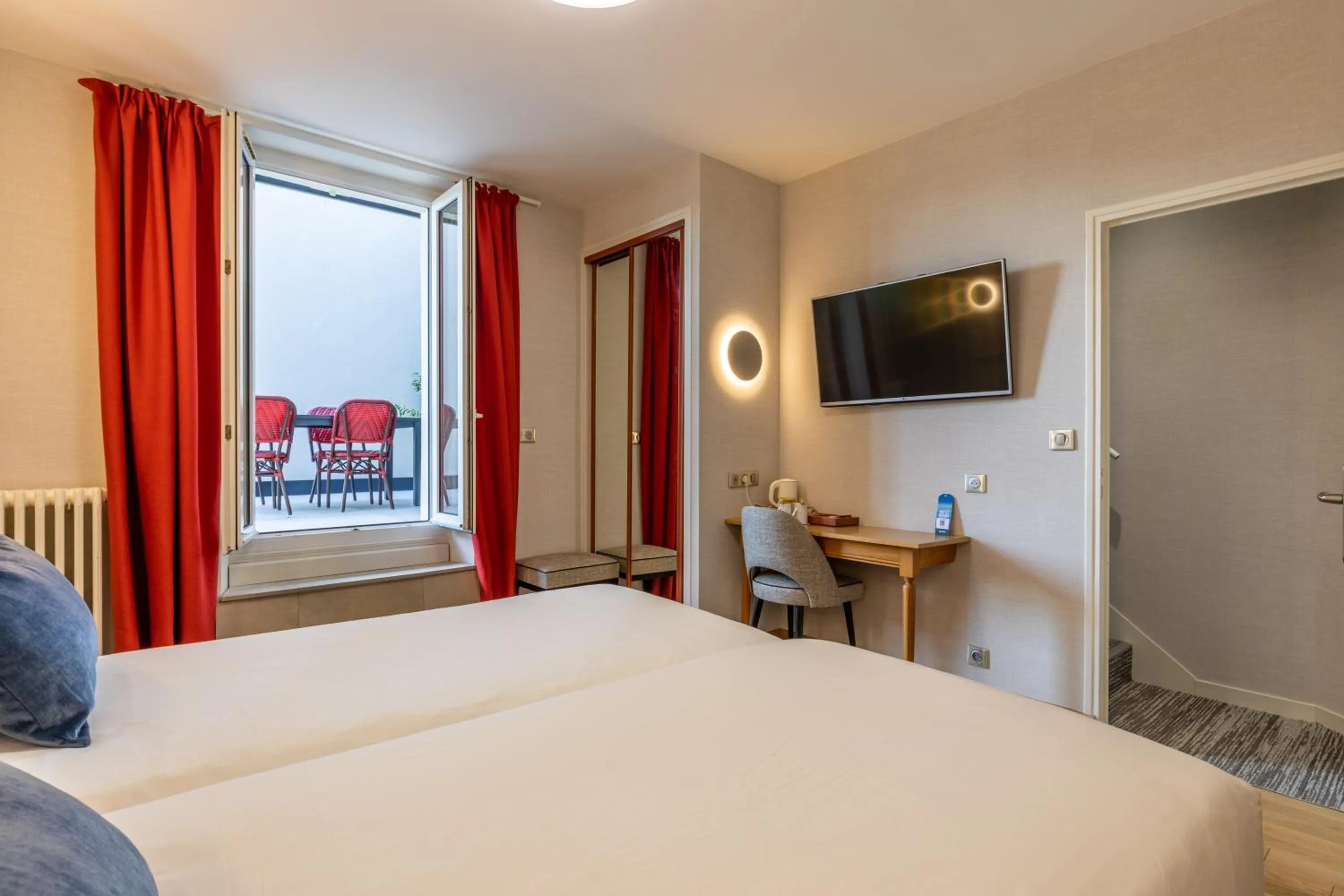 Photo of the whole room, Bed in Hotel Kyriad Saint Malo Centre Plage