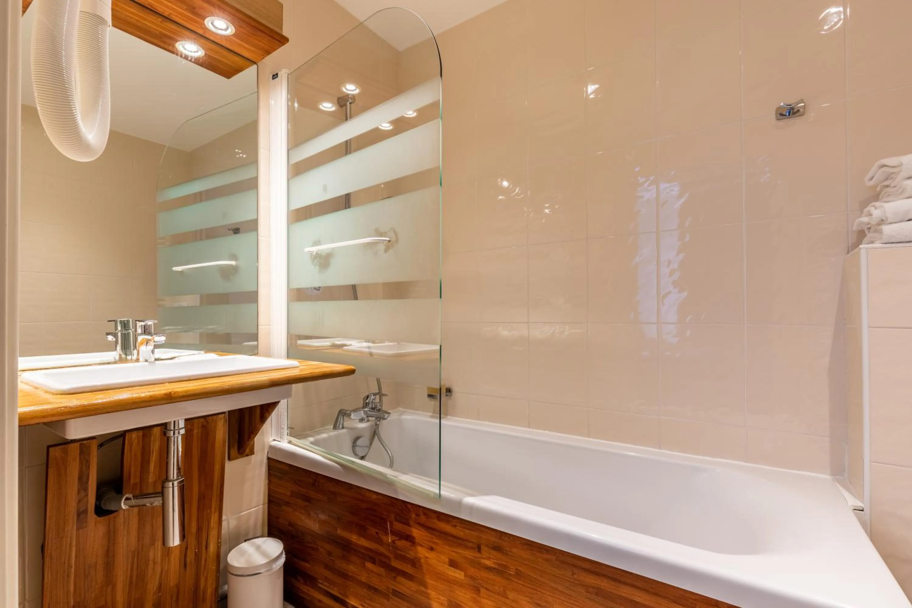 Bathroom in Hotel Kyriad Saint Malo Centre Plage