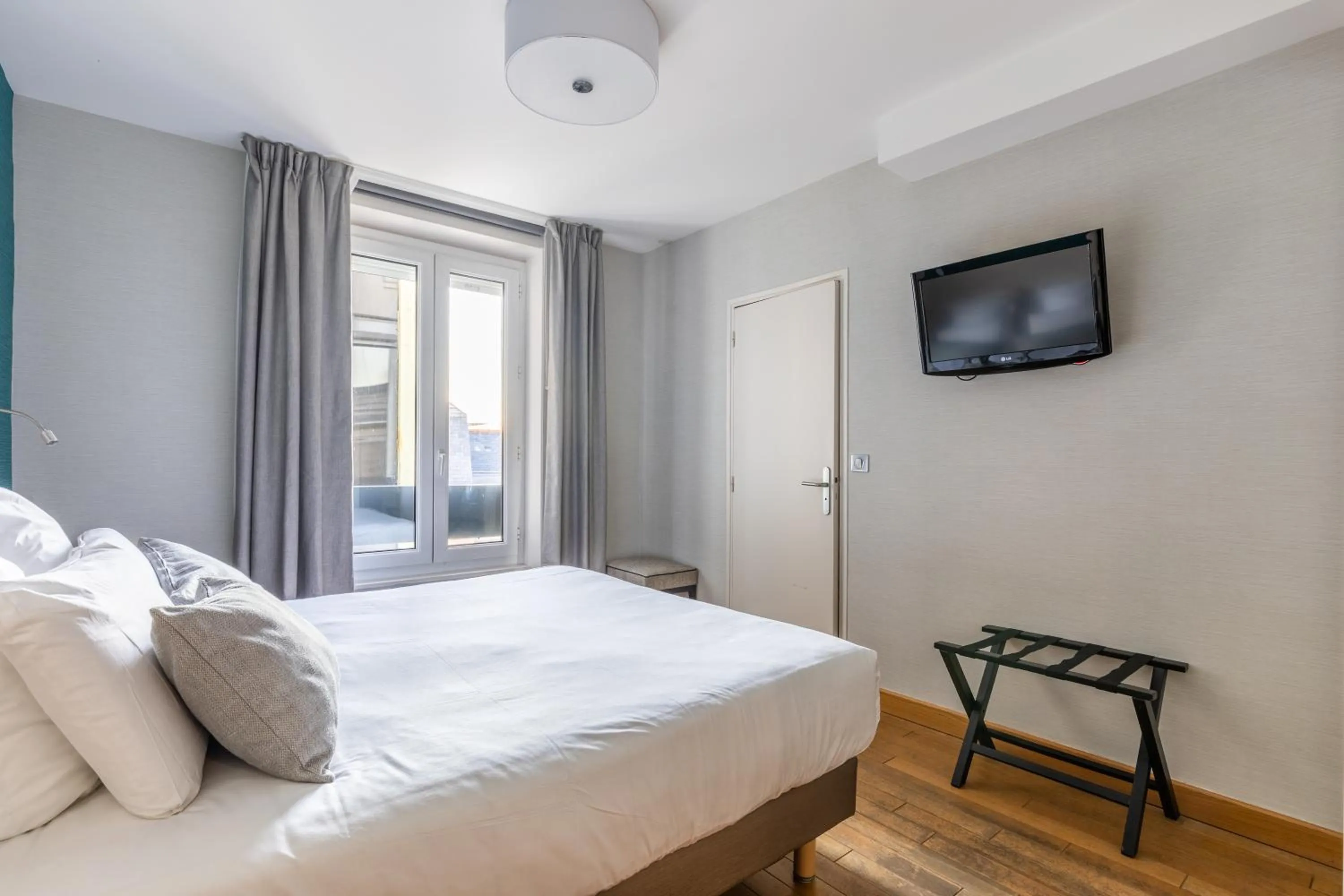 Photo of the whole room, Bed in Hotel Kyriad Saint Malo Centre Plage