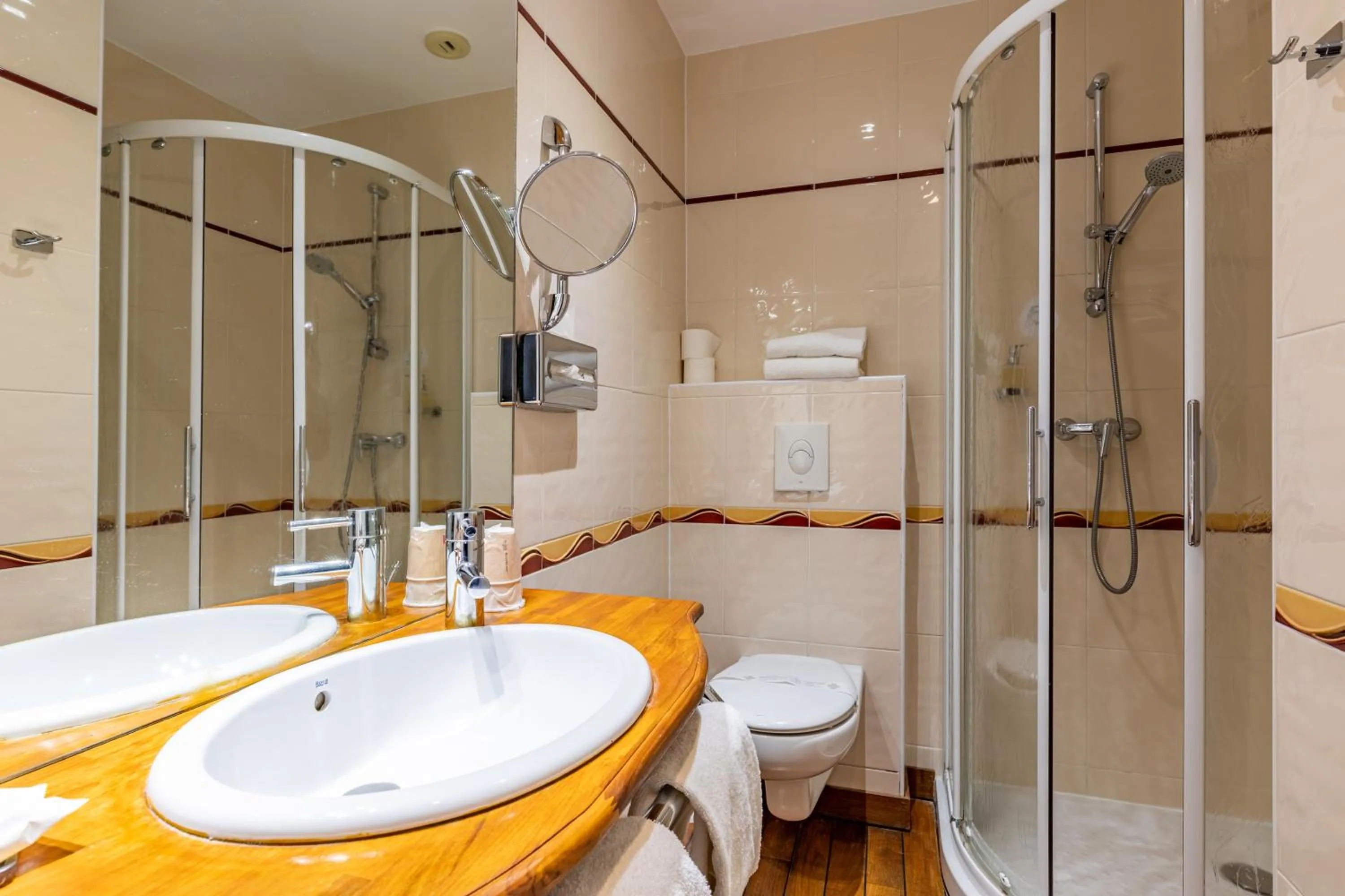 Shower in Hotel Kyriad Saint Malo Centre Plage