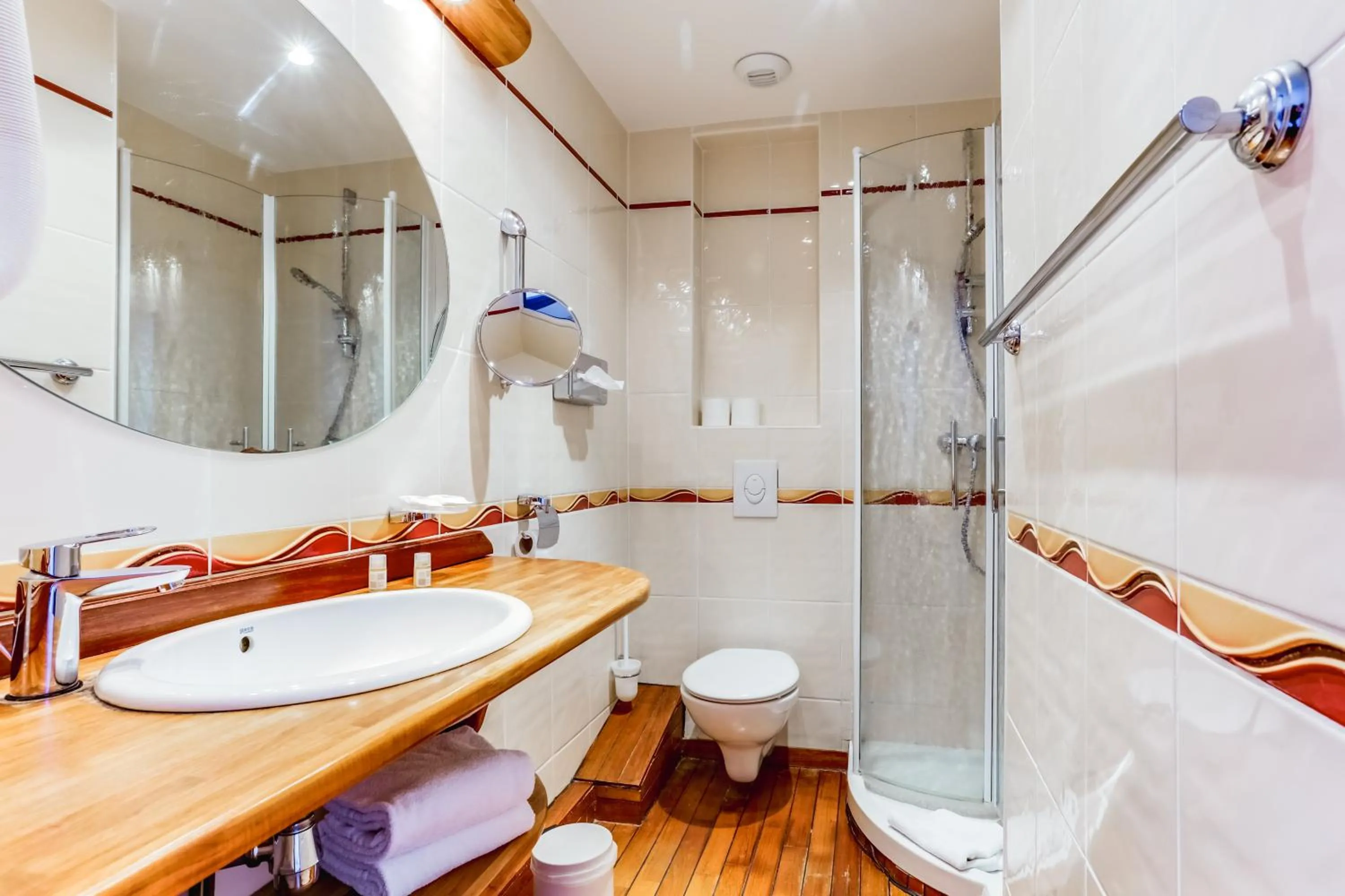 Toilet in Hotel Kyriad Saint Malo Centre Plage