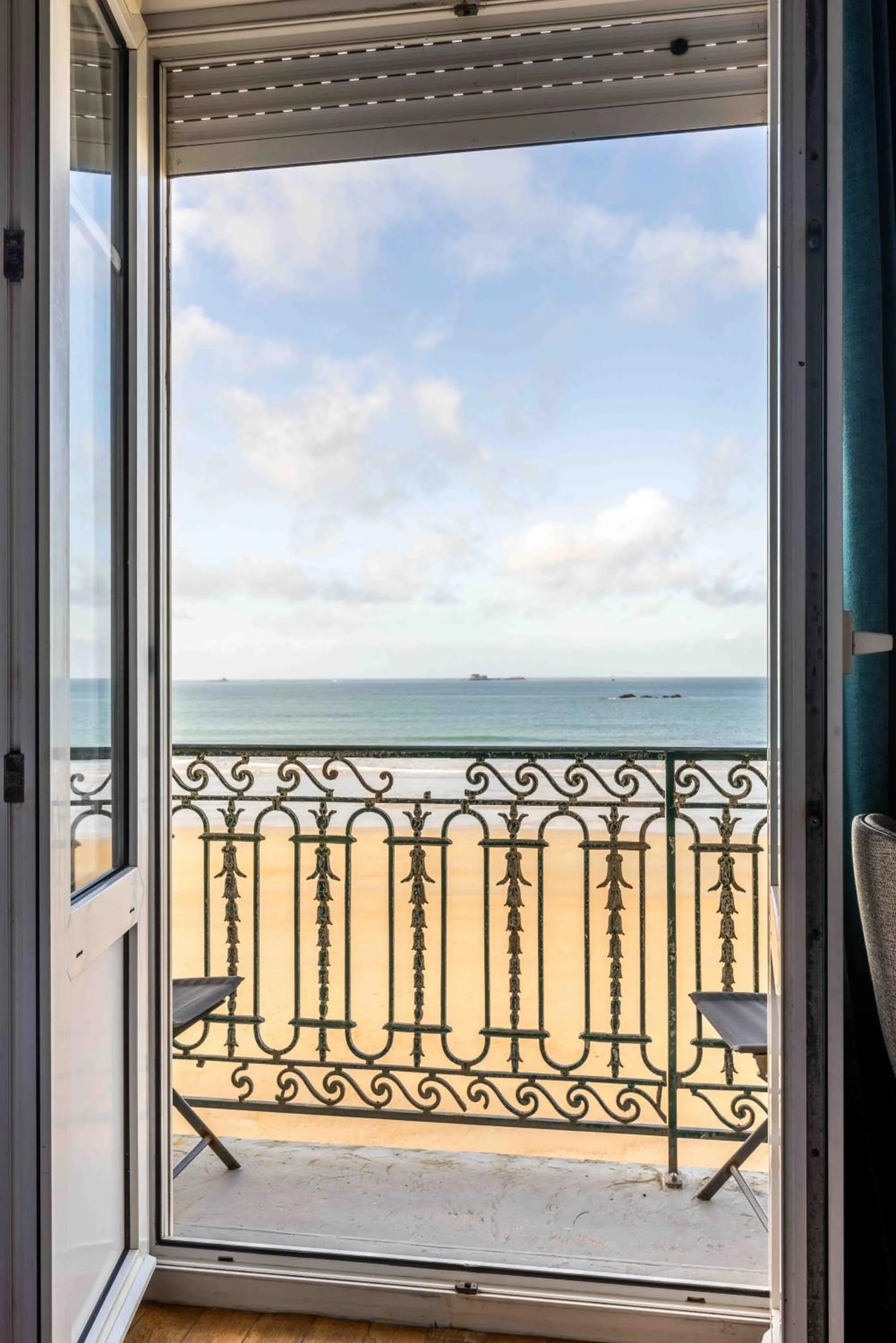 Photo of the whole room in Hotel Kyriad Saint Malo Centre Plage