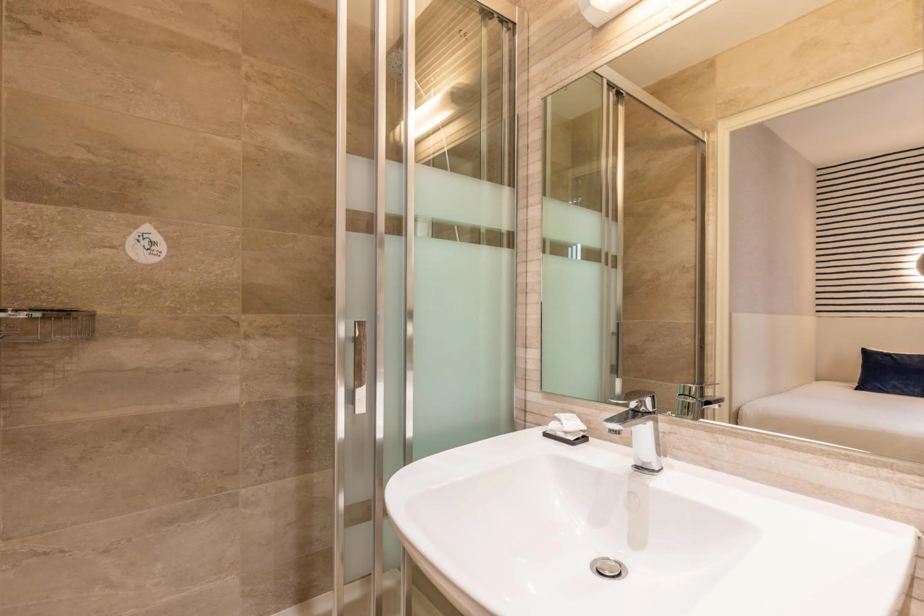 Bathroom in Hotel Kyriad Saint Malo Centre Plage