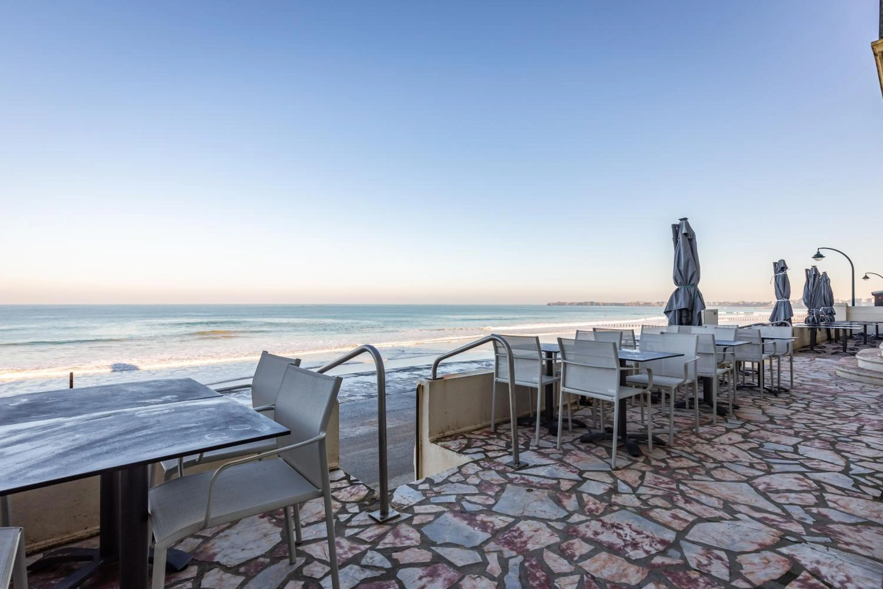 Patio in Hotel Kyriad Saint Malo Centre Plage