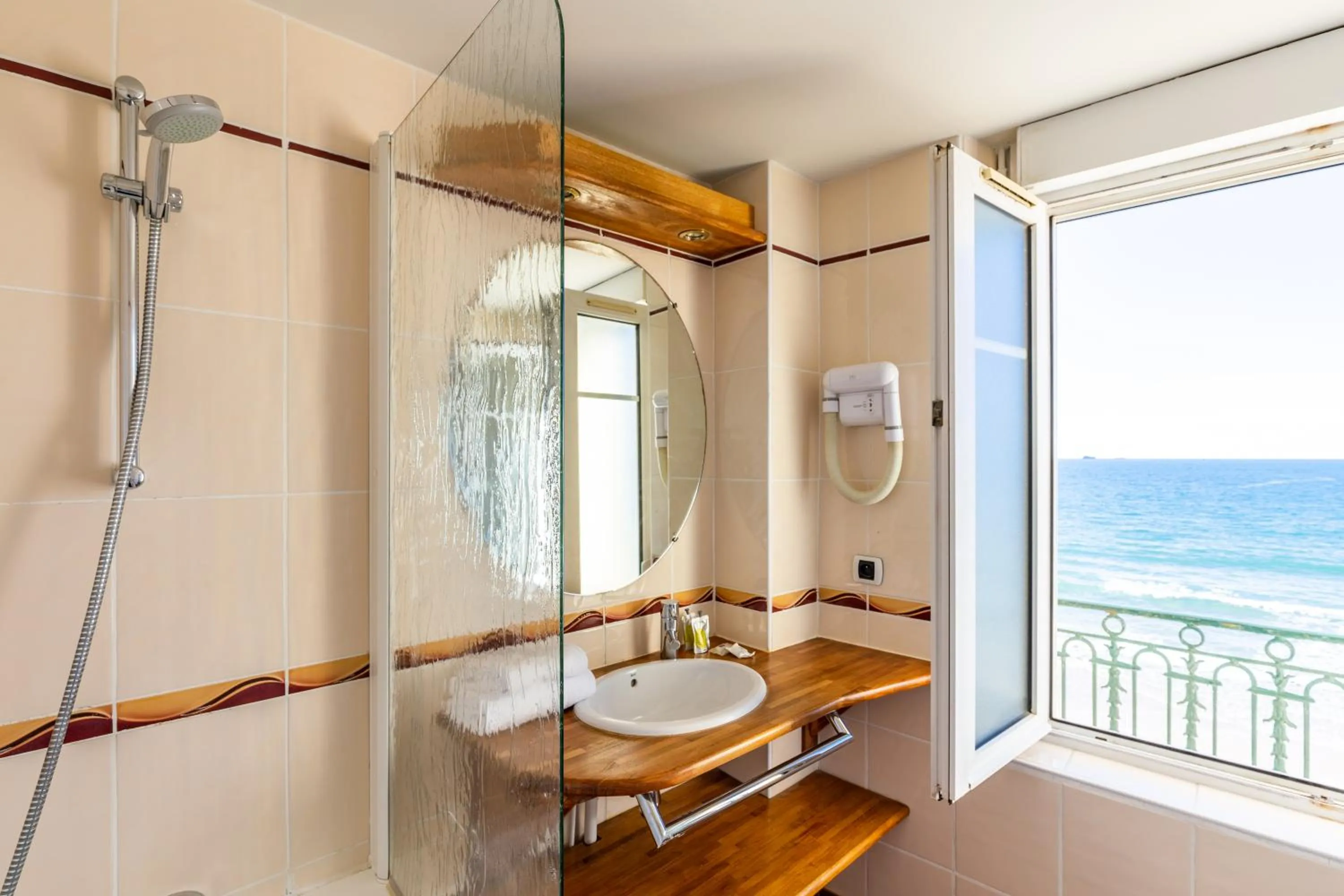 Bathroom in Hotel Kyriad Saint Malo Centre Plage