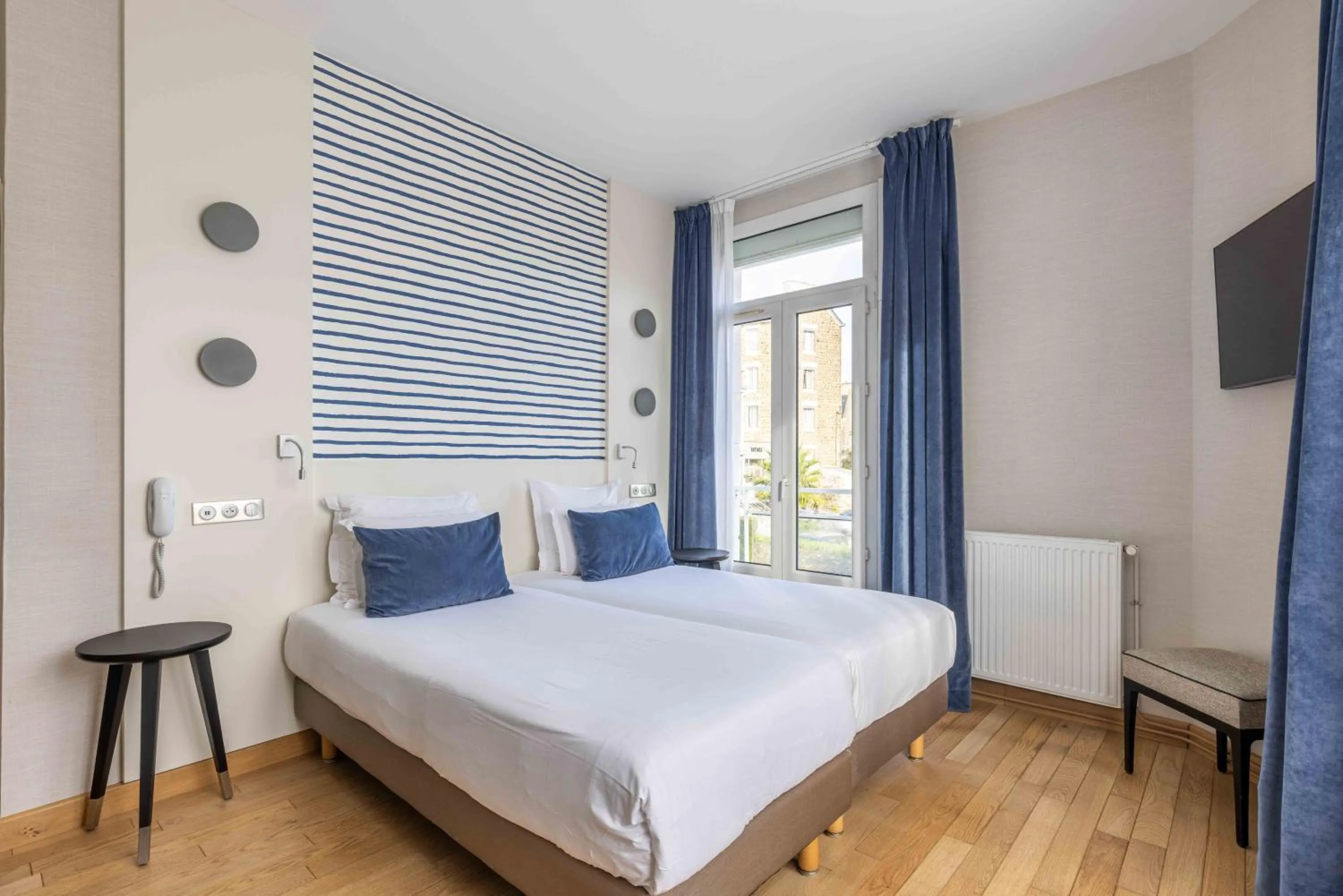 Photo of the whole room, Bed in Hotel Kyriad Saint Malo Centre Plage