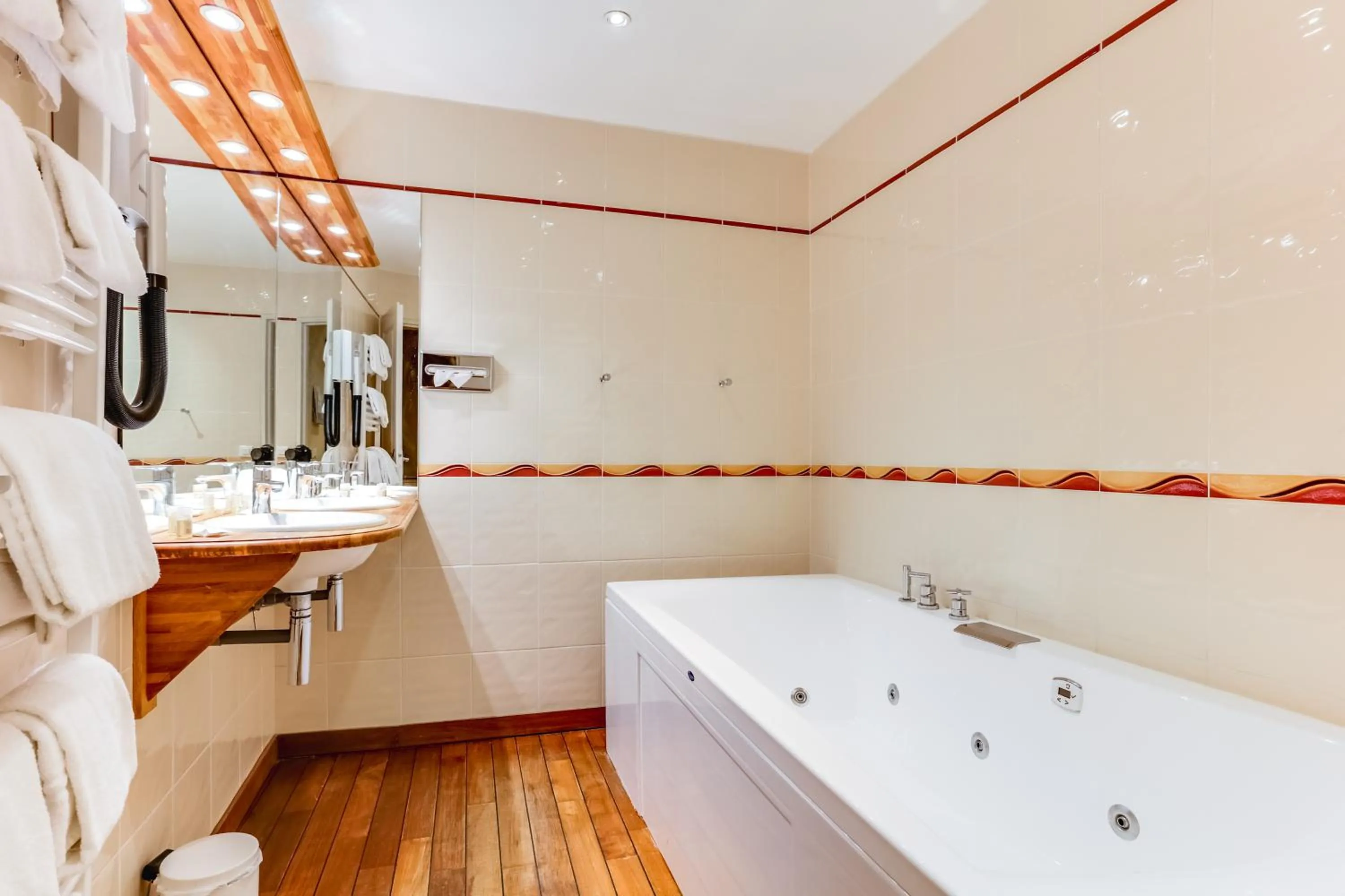 Bathroom in Hotel Kyriad Saint Malo Centre Plage