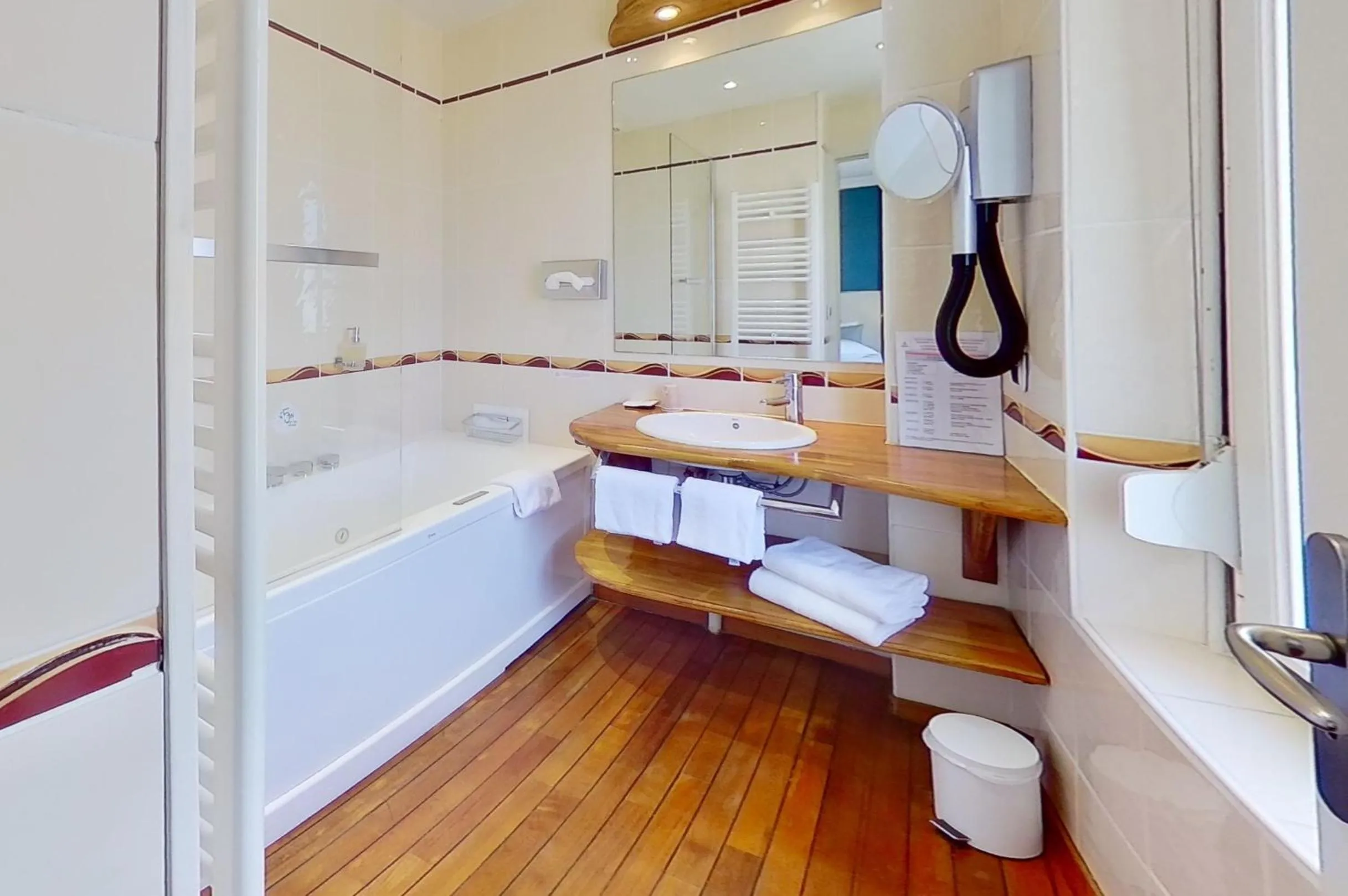 Bathroom in Hotel Kyriad Saint Malo Centre Plage