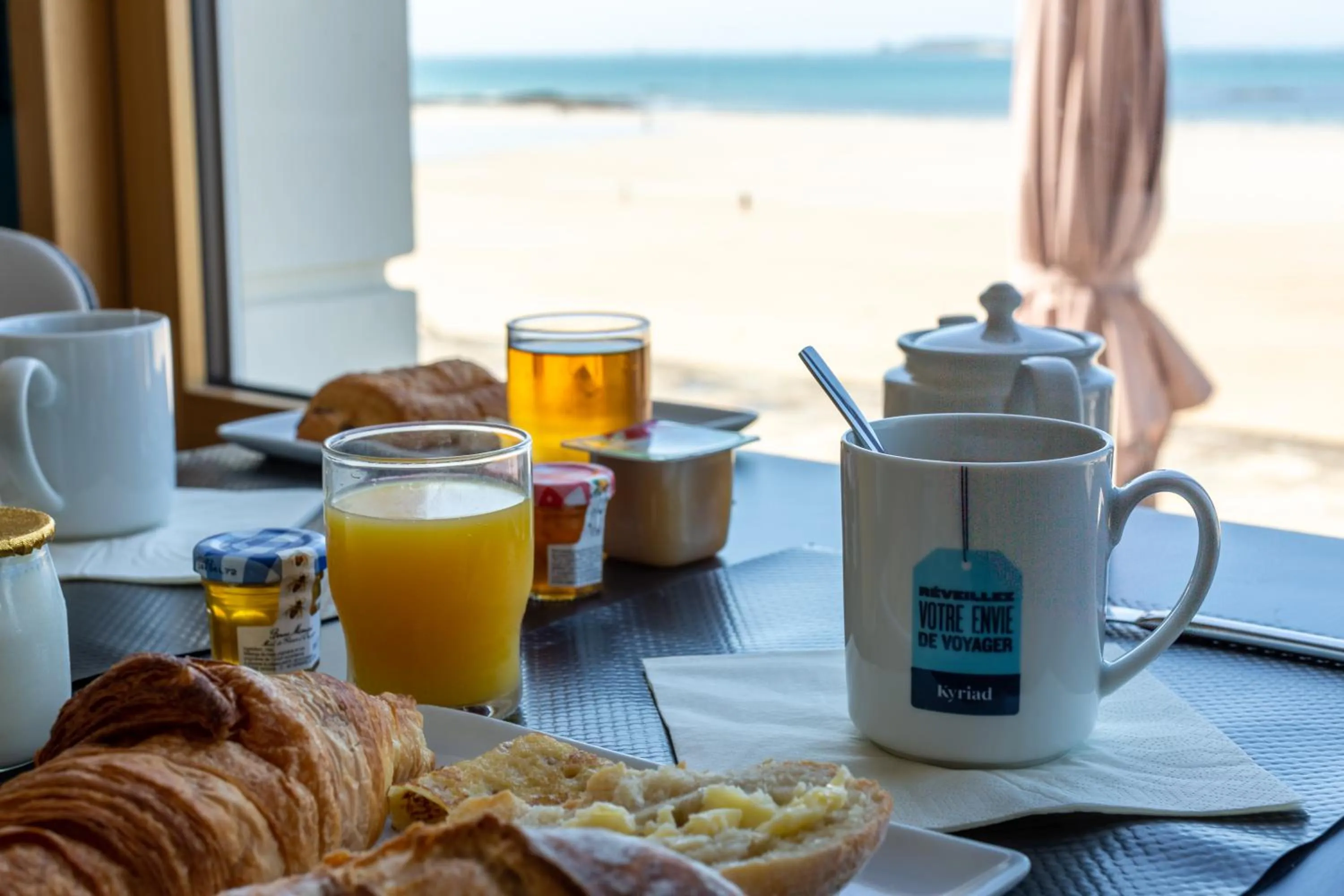 Food and drinks in Hotel Kyriad Saint Malo Centre Plage