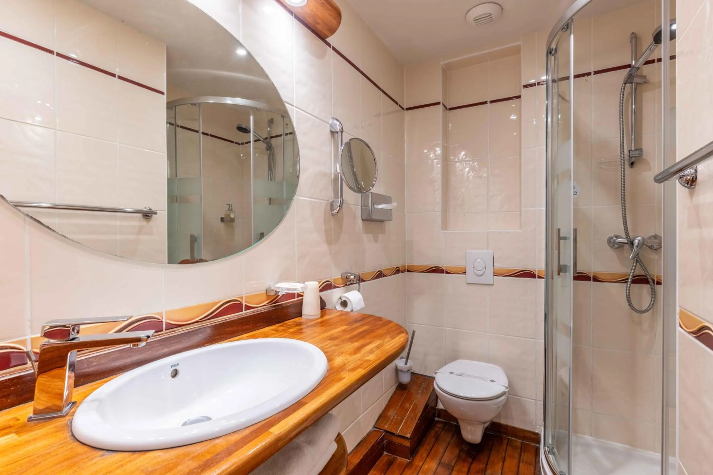 Bathroom in Hotel Kyriad Saint Malo Centre Plage