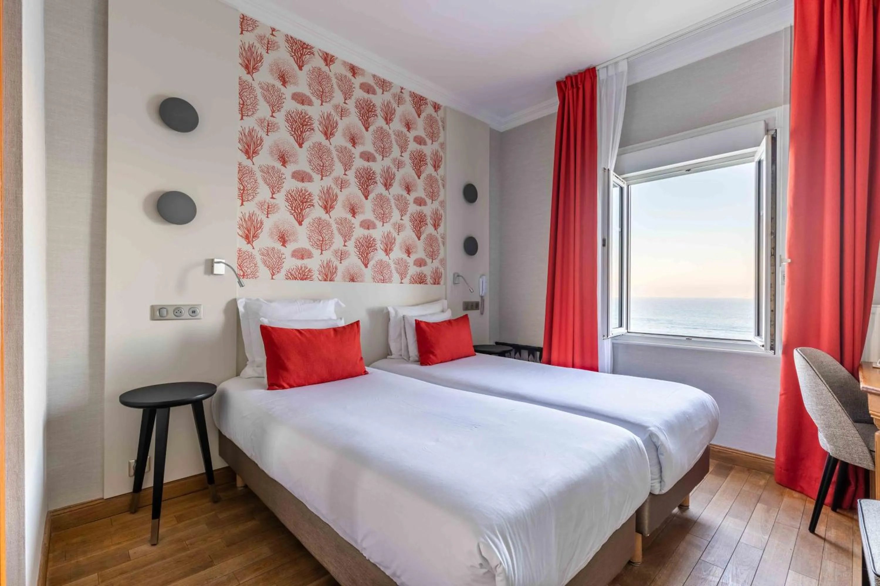 View (from property/room), Bed in Hotel Kyriad Saint Malo Centre Plage