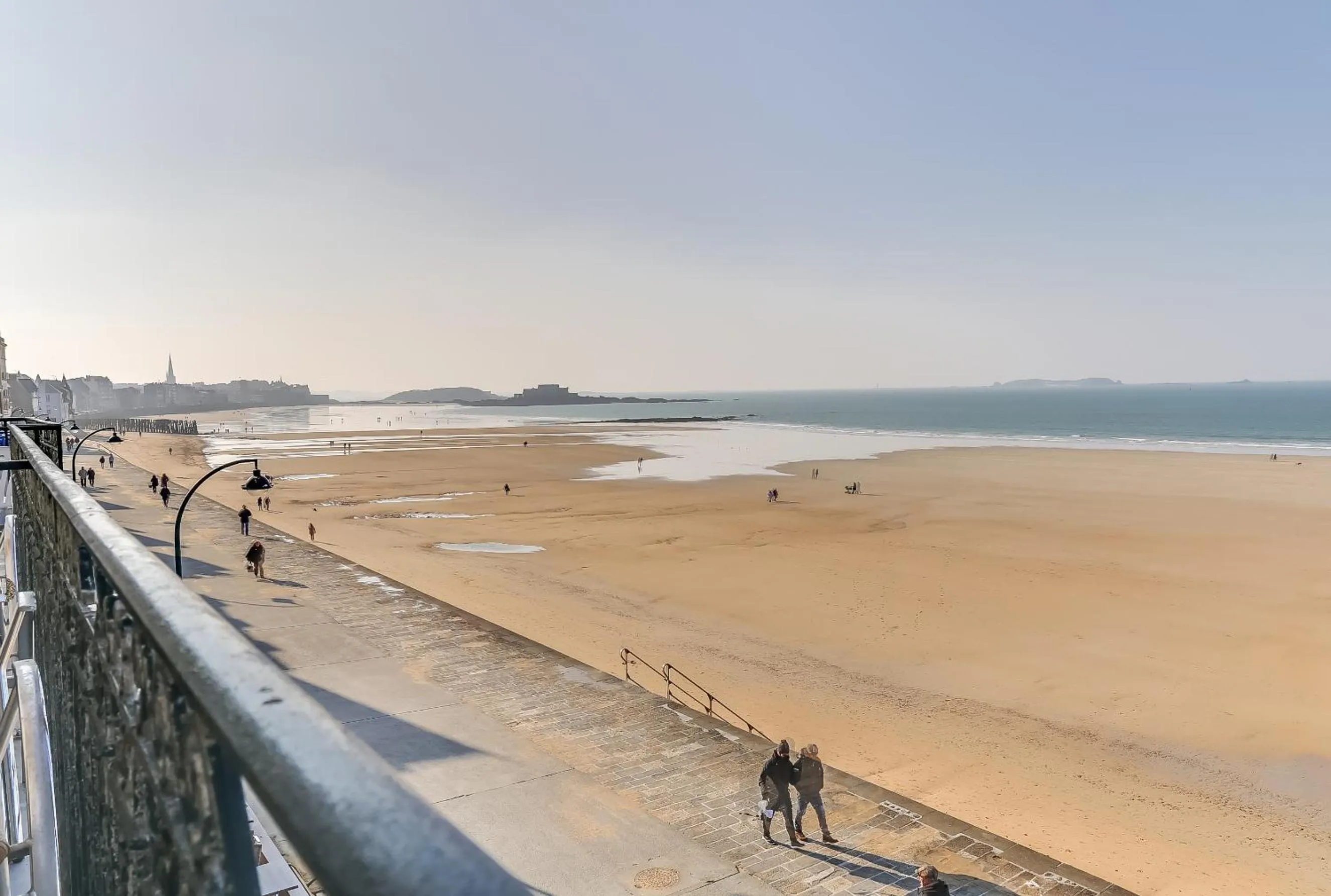 Photo of the whole room in Hotel Kyriad Saint Malo Centre Plage
