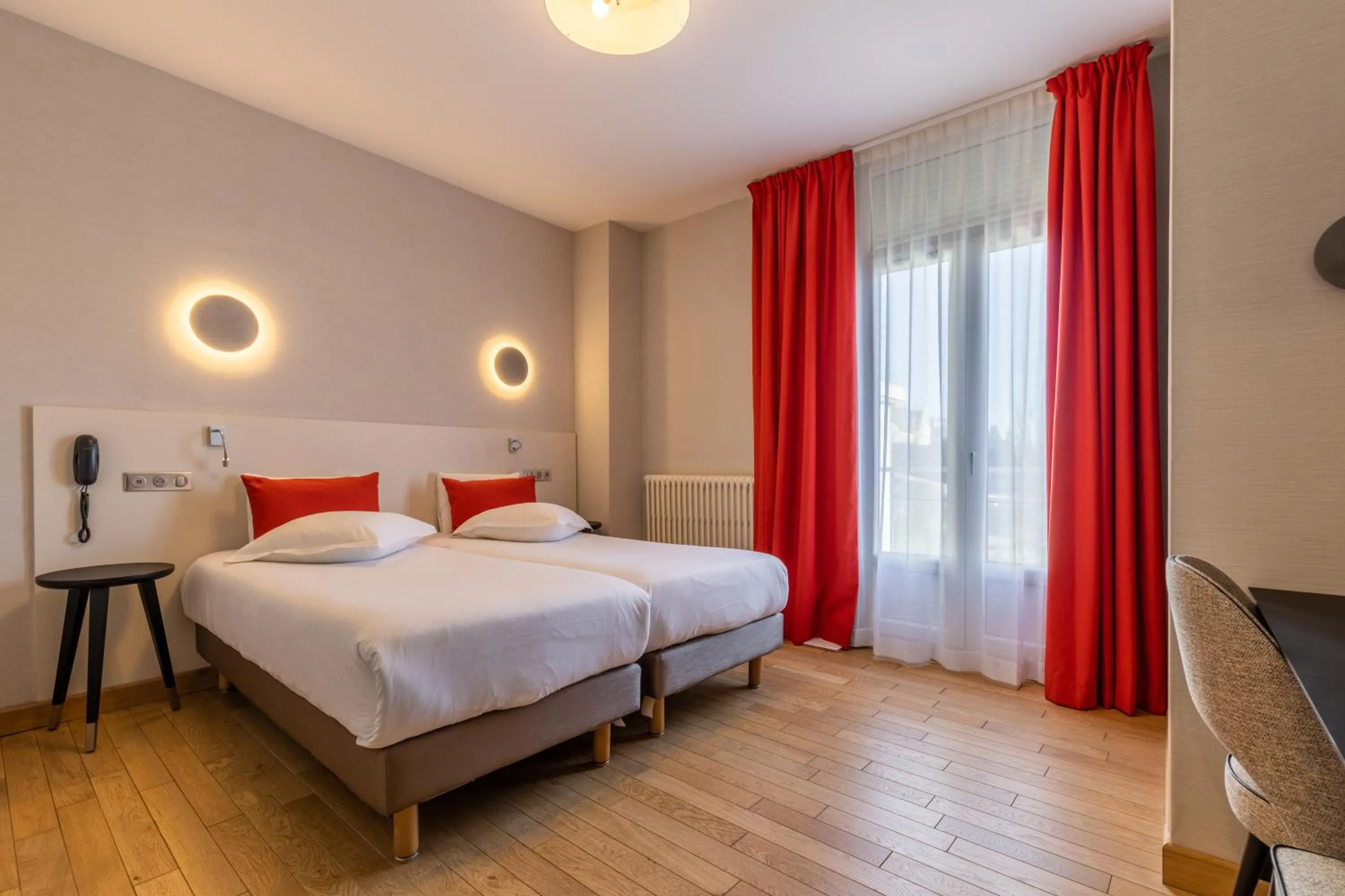 Photo of the whole room, Bed in Hotel Kyriad Saint Malo Centre Plage