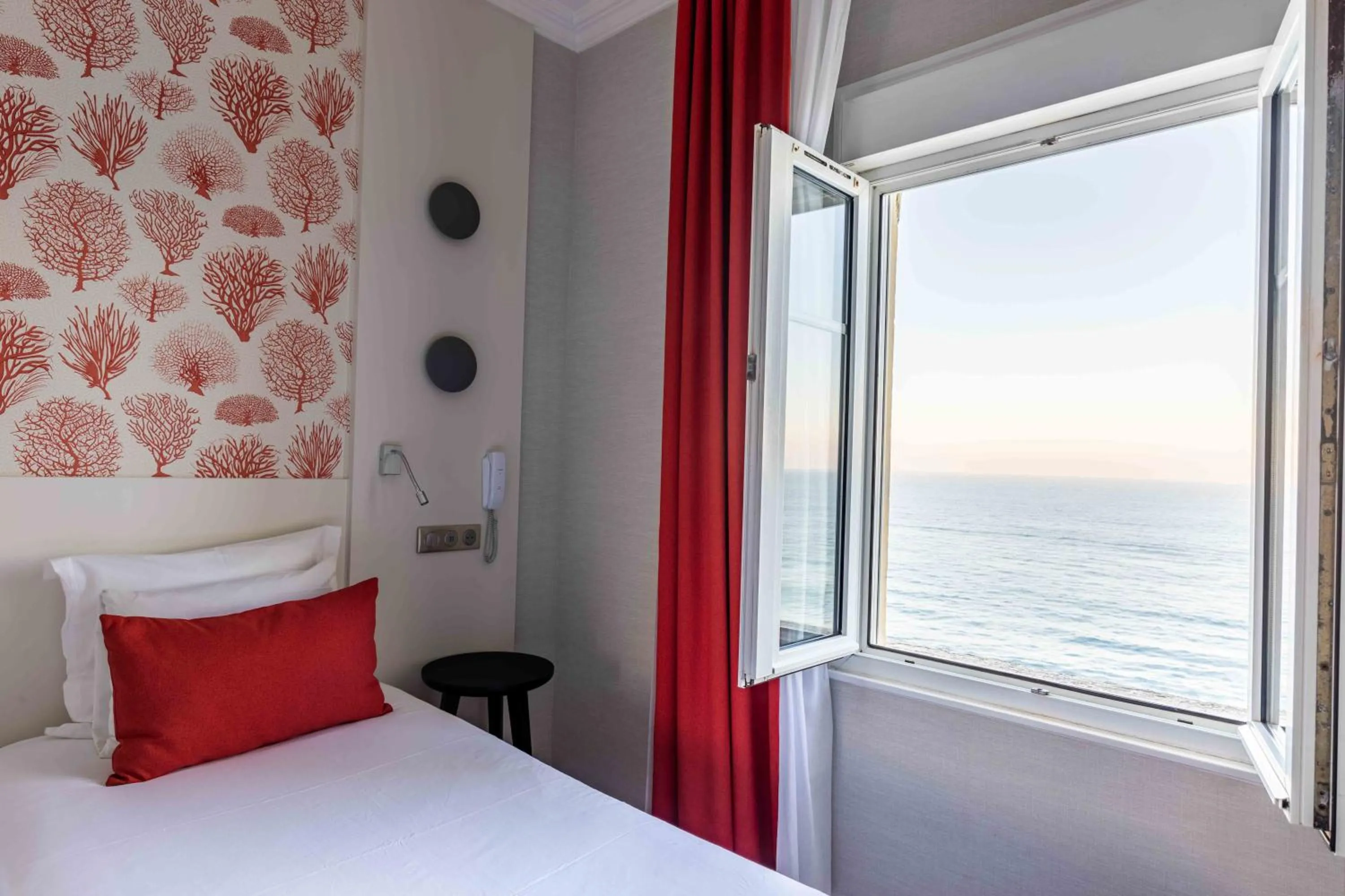 View (from property/room), Bed in Hotel Kyriad Saint Malo Centre Plage