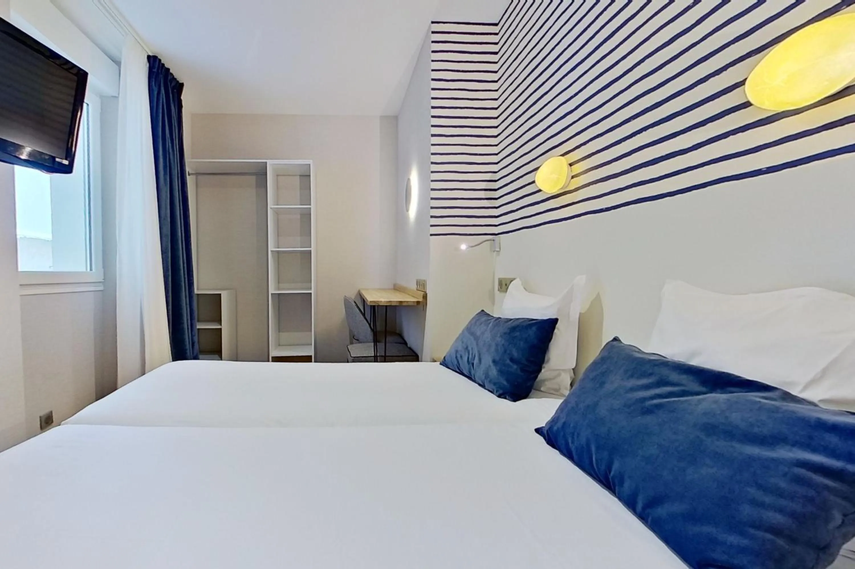 Photo of the whole room, Bed in Hotel Kyriad Saint Malo Centre Plage