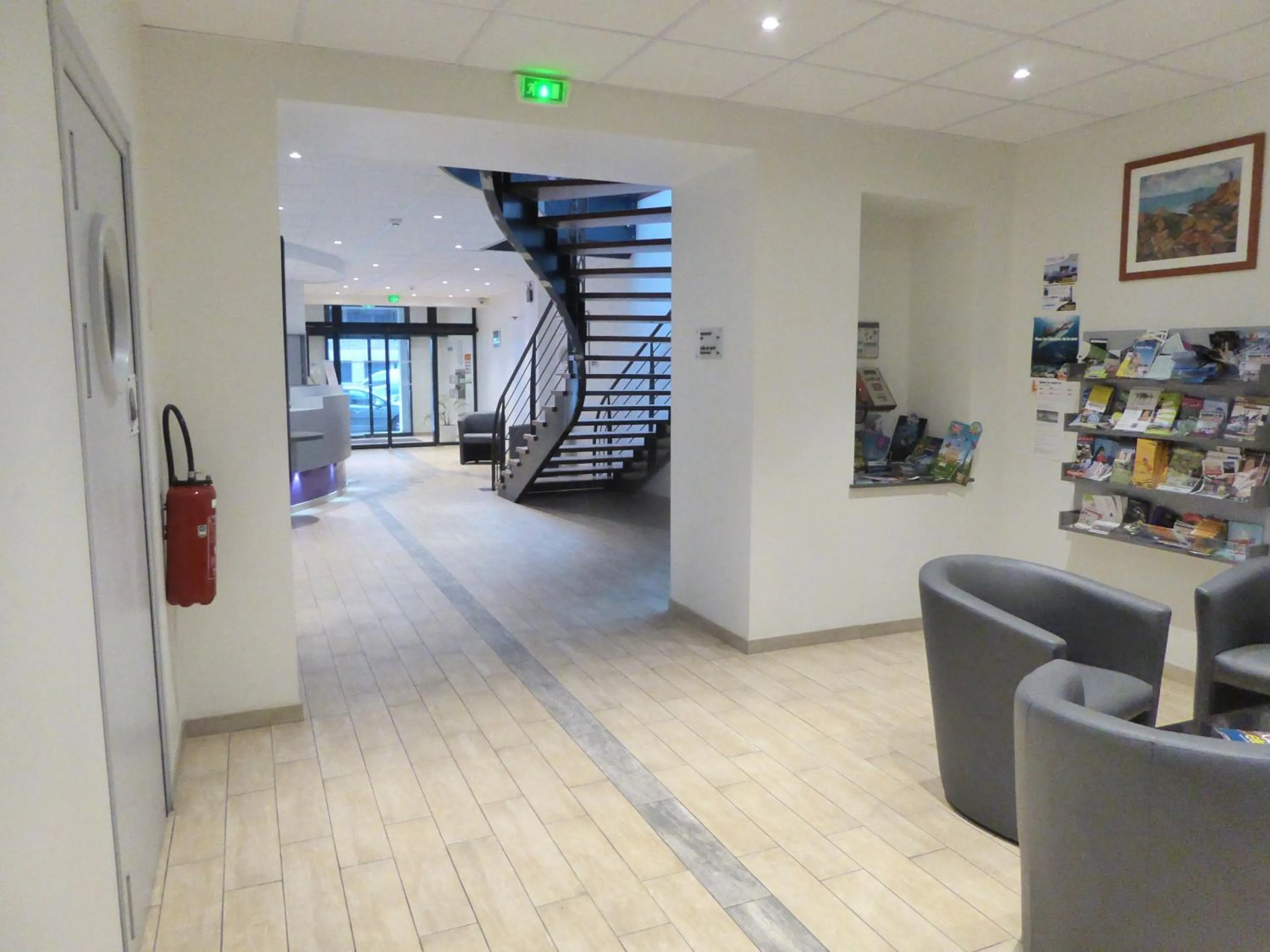 Lobby or reception in Hotel Kyriad Saint Malo Centre Plage