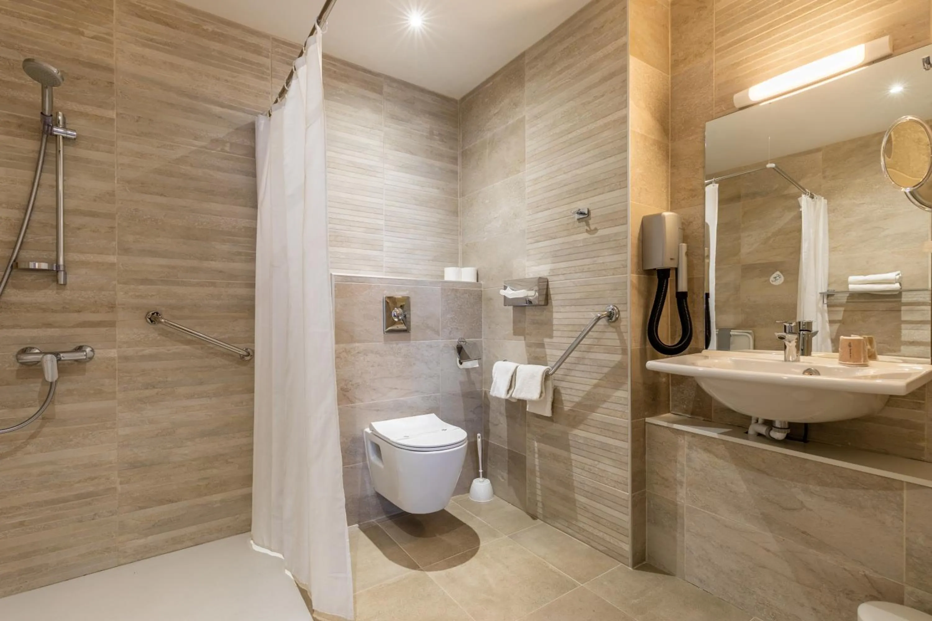 Bathroom in Hotel Kyriad Saint Malo Centre Plage