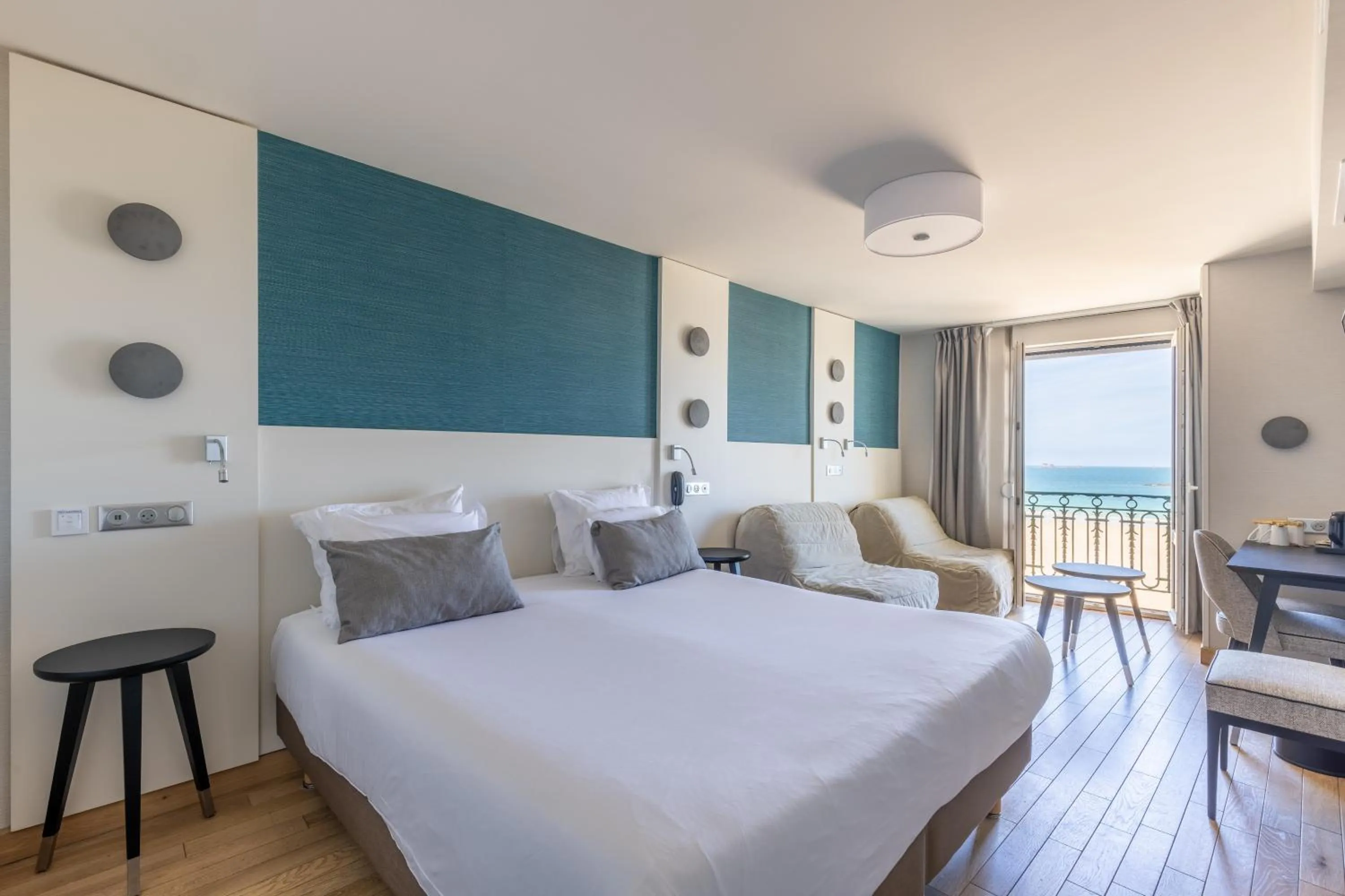 Bedroom, Bed in Hotel Kyriad Saint Malo Centre Plage