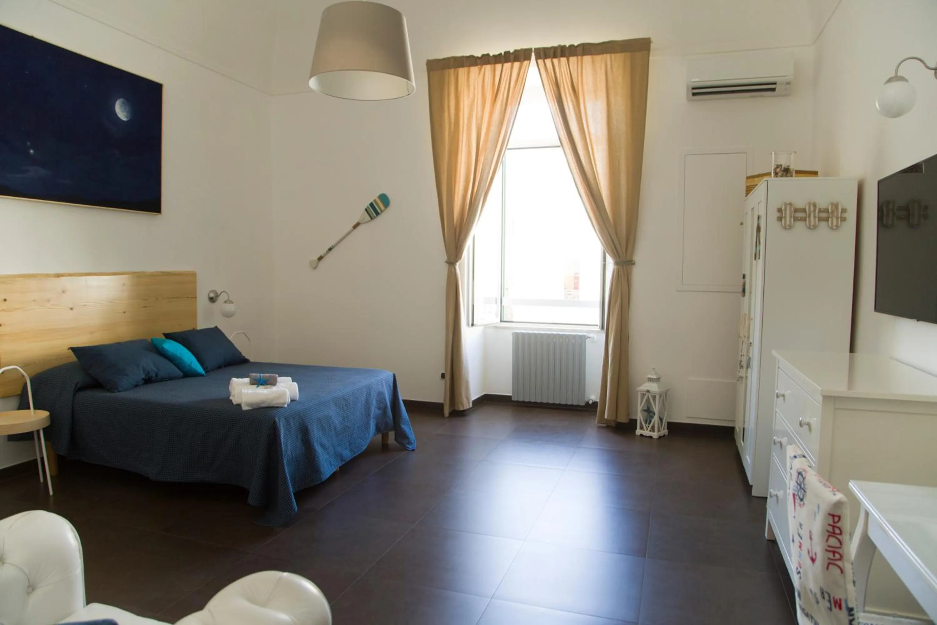 Photo of the whole room, Bed in Acqua Cotta