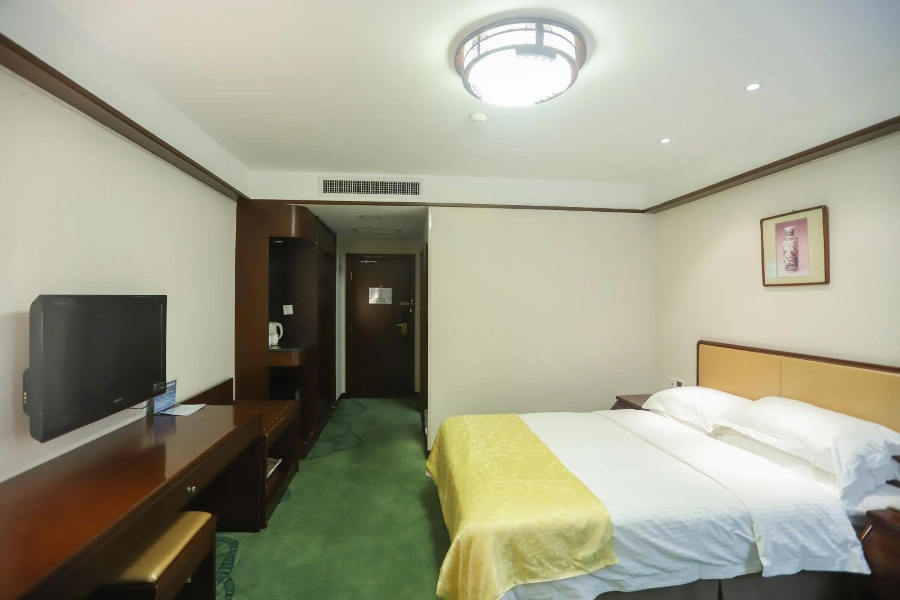 Photo of the whole room, Bed in Jade Garden Hotel