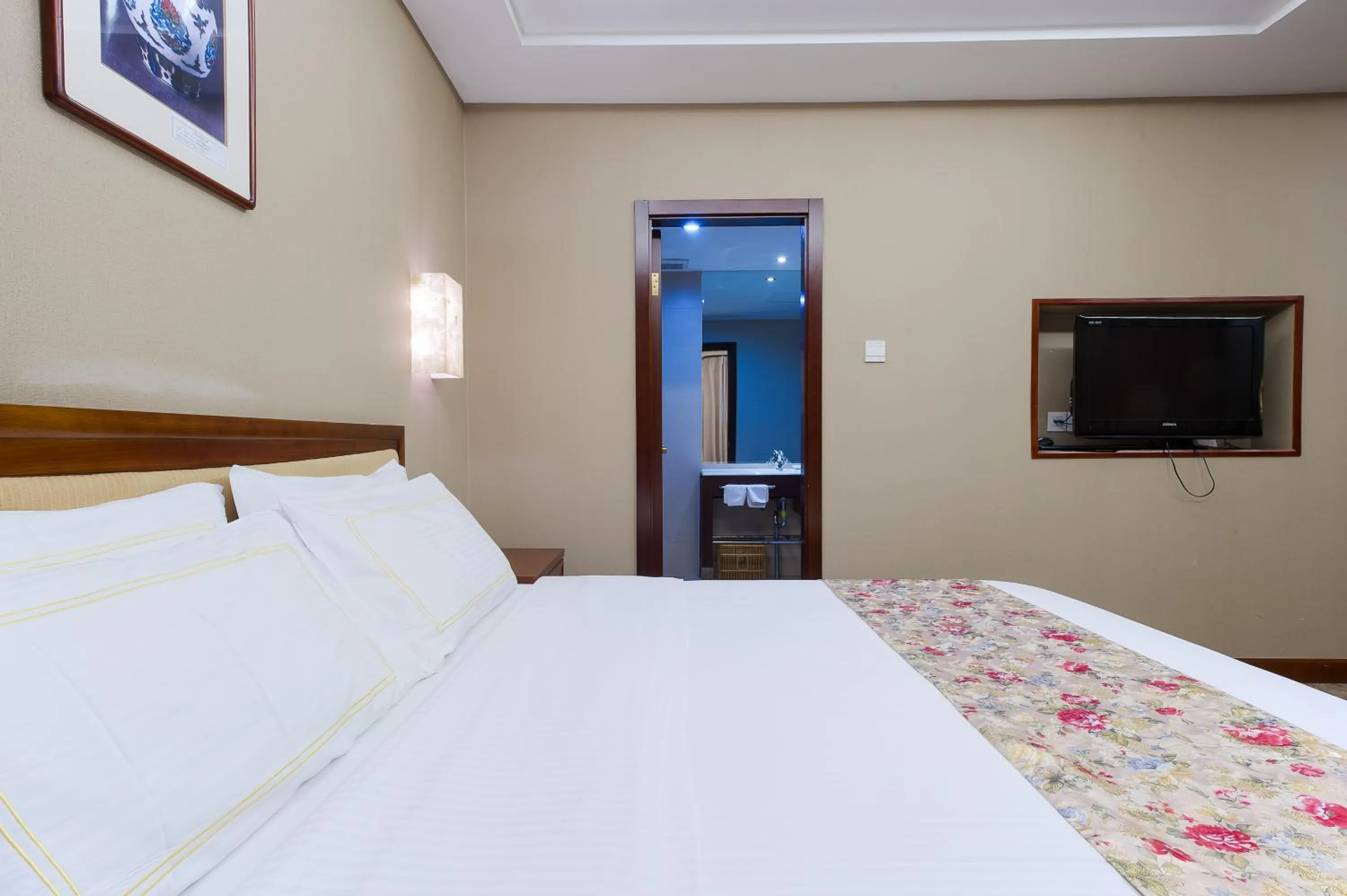 Photo of the whole room, Bed in Jade Garden Hotel