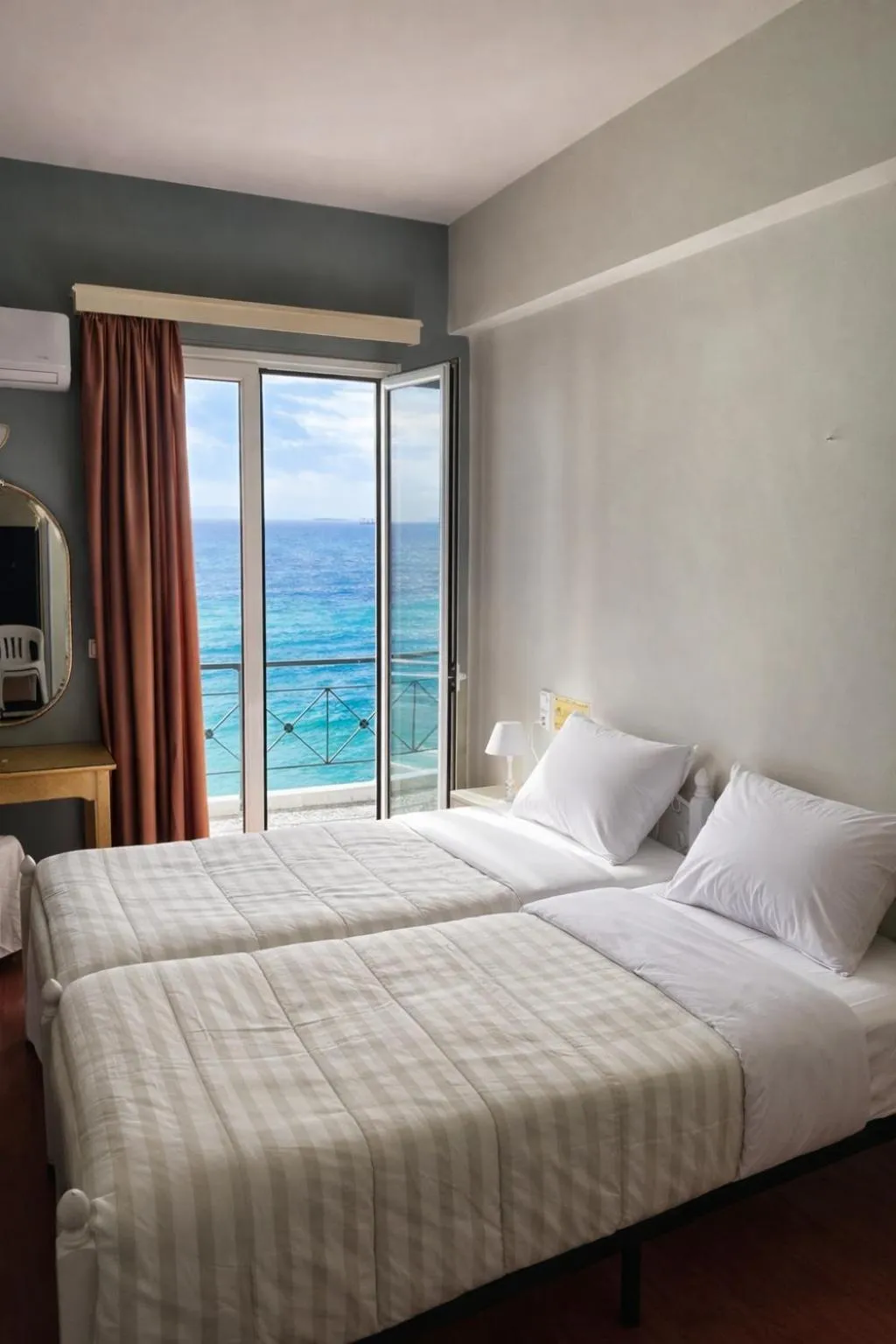 Sea view, Bed in Queens Leriotis Hotel